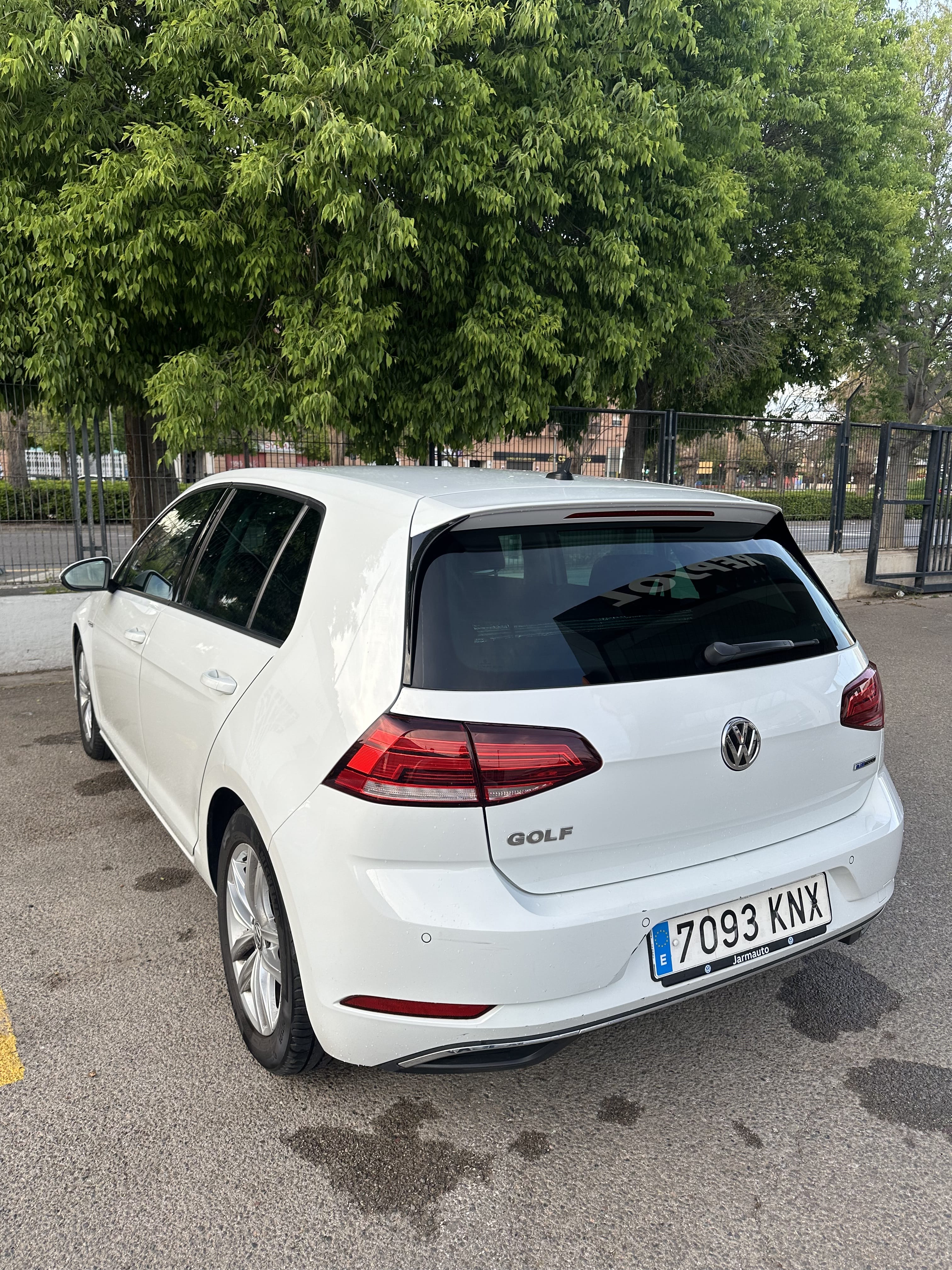 Volkswagen Golf with Cruise control