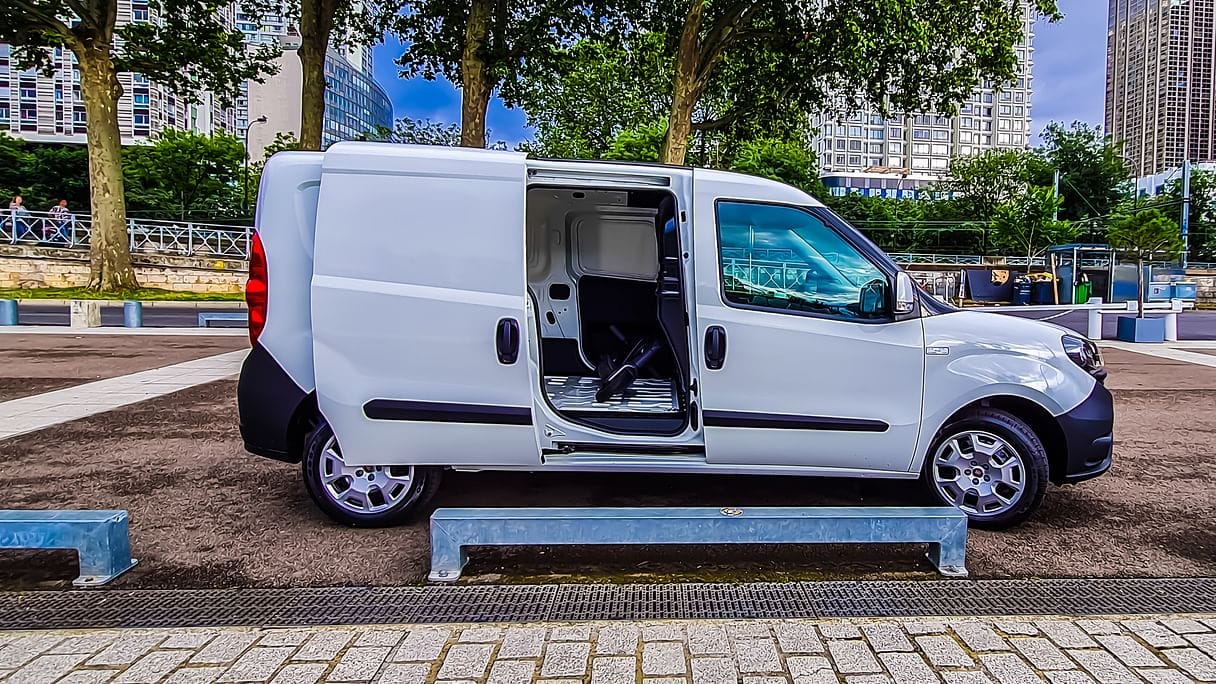 Fiat Doblo Cargo Maxi (=rallongé) essence/GNV (GC947) (clim, 3 places, GPS, USB,  ...) avec GPS