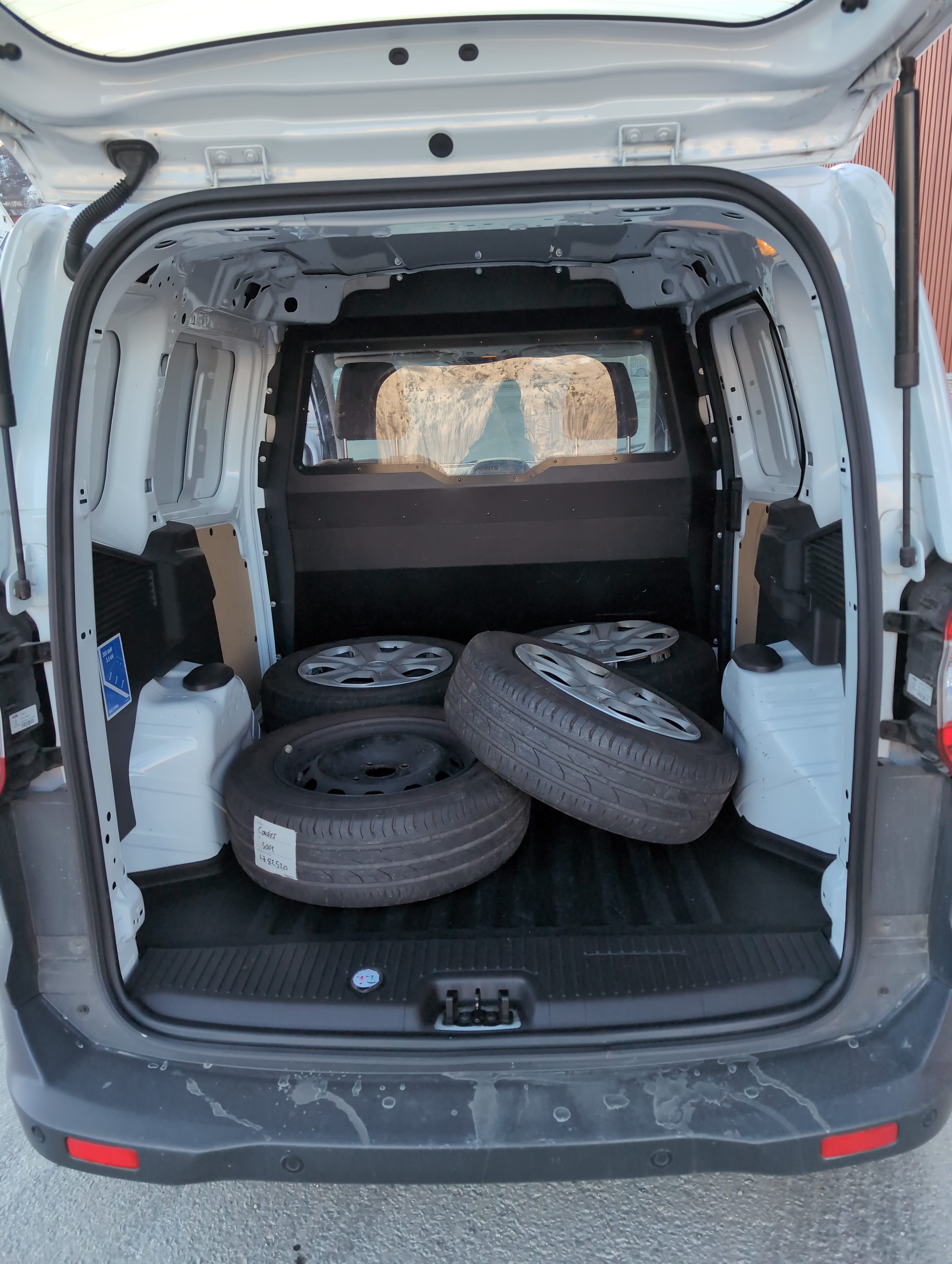 Ford Transit Courier Varebil with Audio / iPod input
