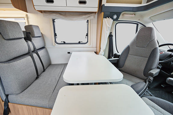 Adria S-Series S 75 SL med Bluetooth audio