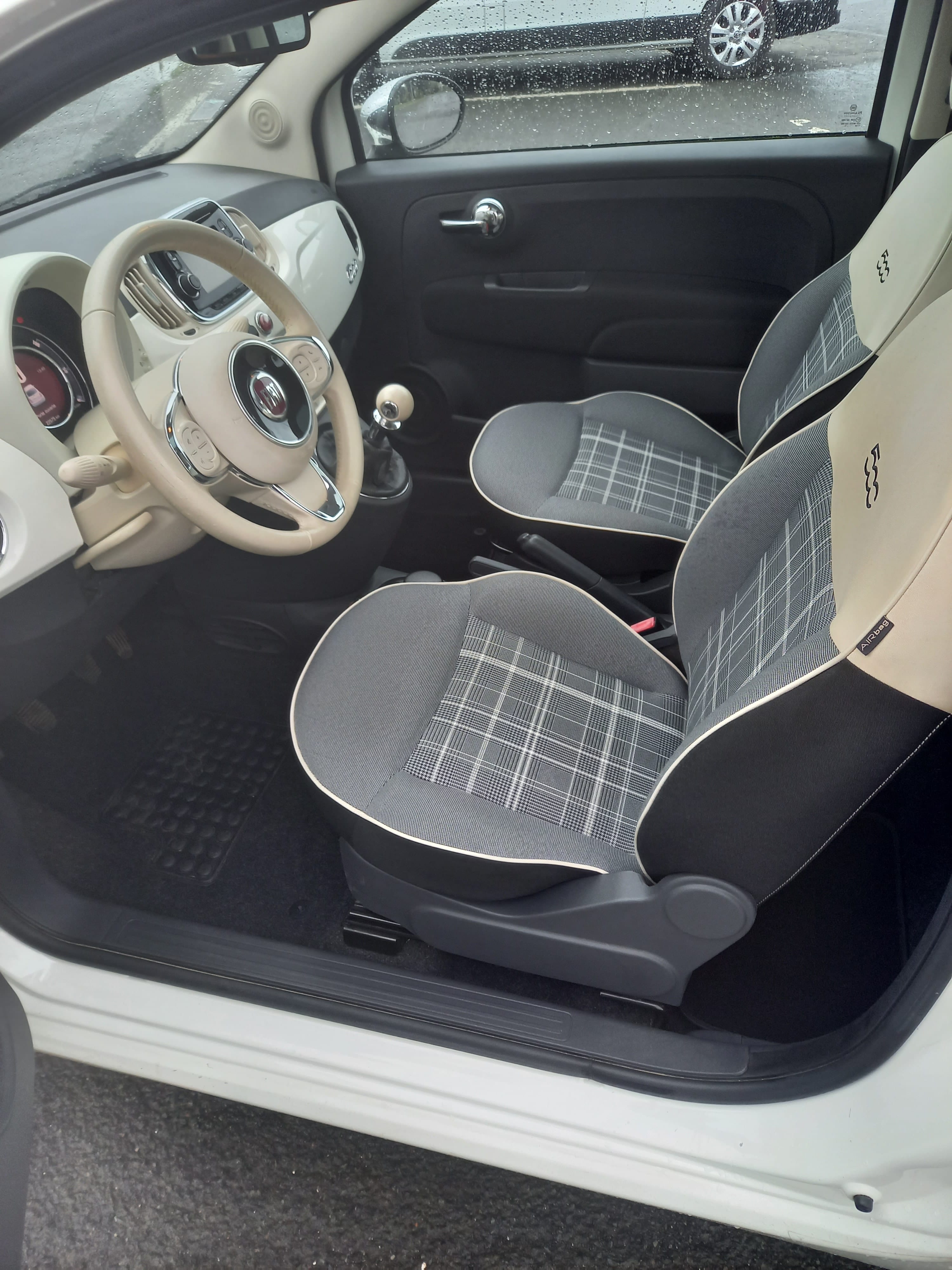Fiat 500 Lounge Faible km toit panoramique avec Audio Bluetooth