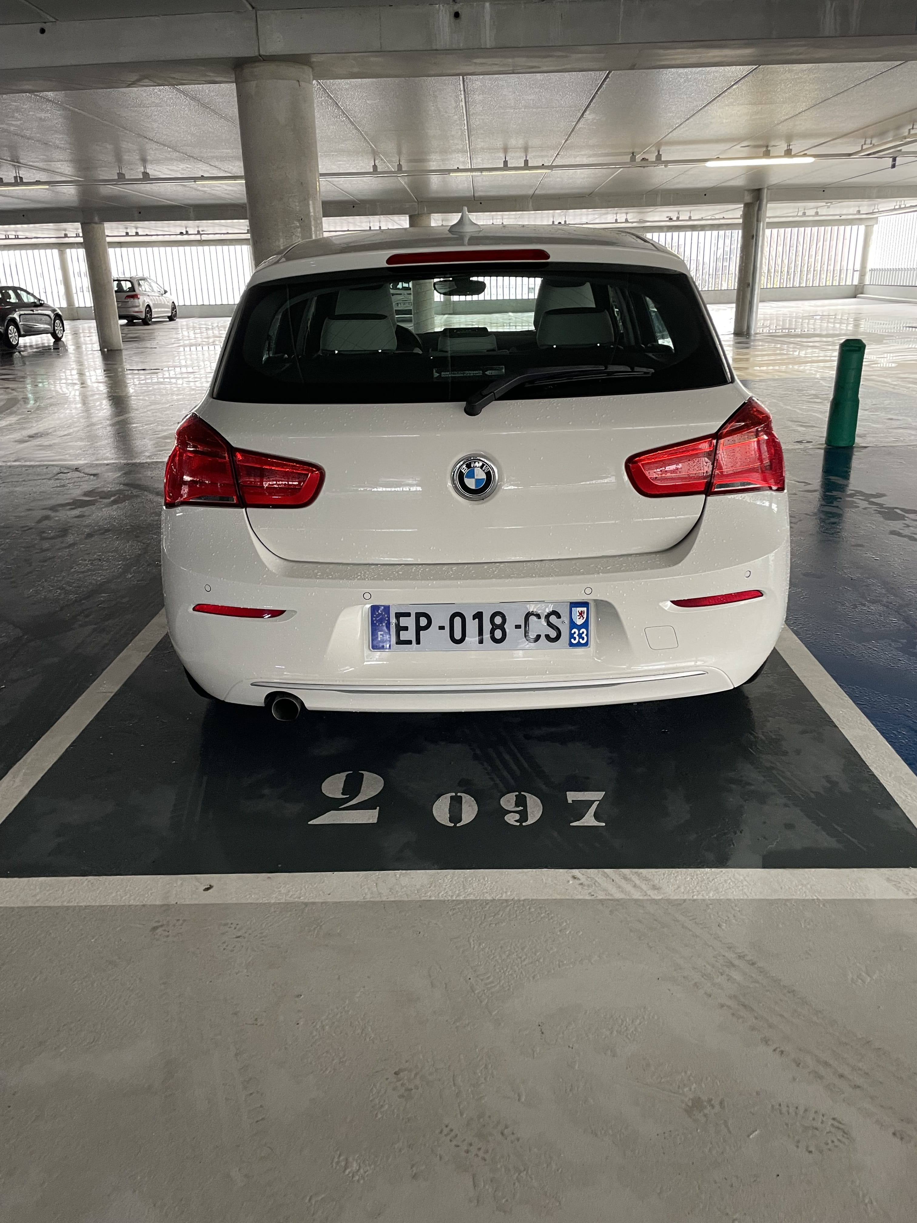 BMW Série 1  Louez la BMW Série 1 Diesel – Sportivité, Luxe & Économie à Bordeaux ! avec Entrée audio / iPod