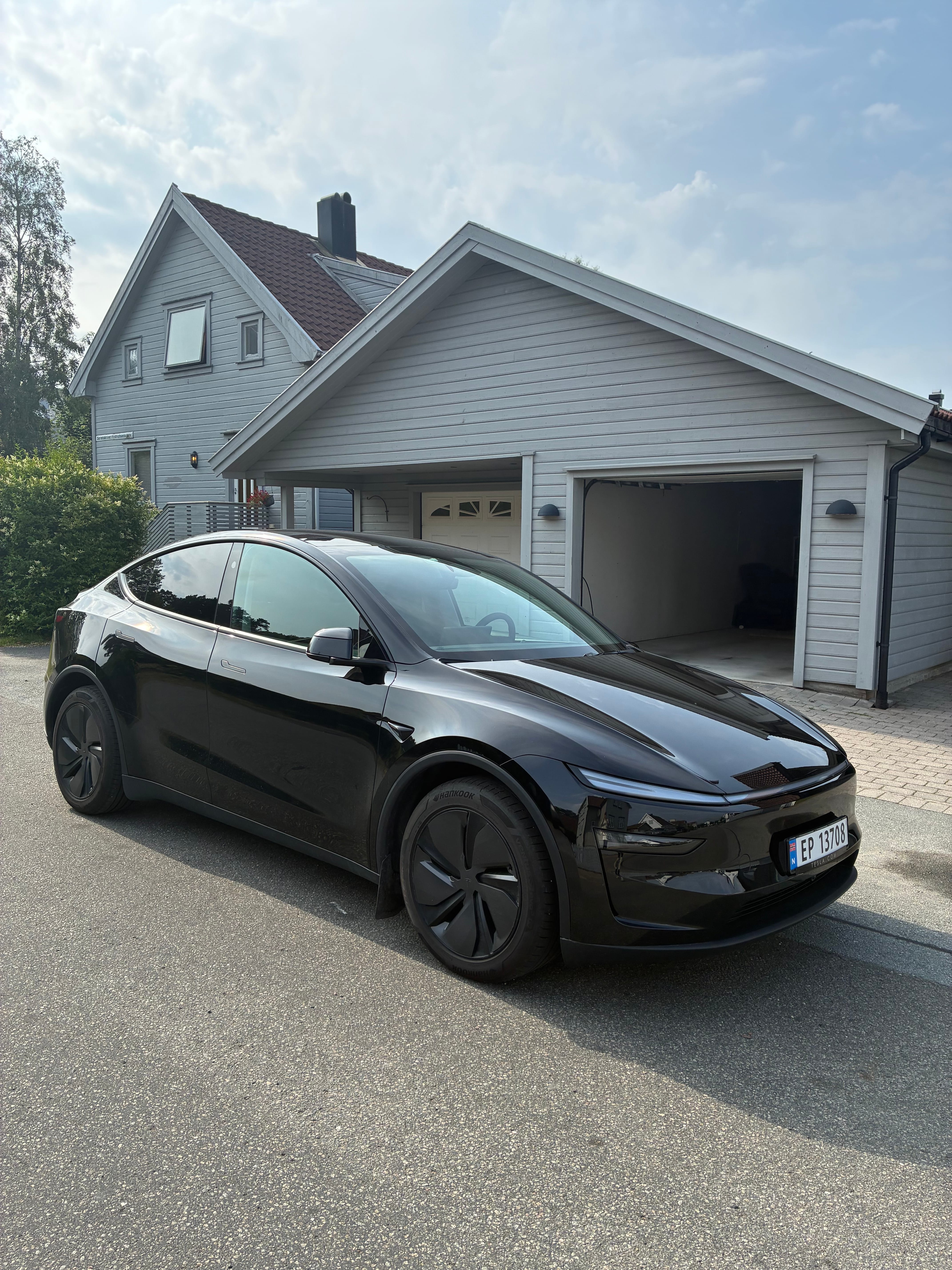 Tesla Model Y med Vinterdekk