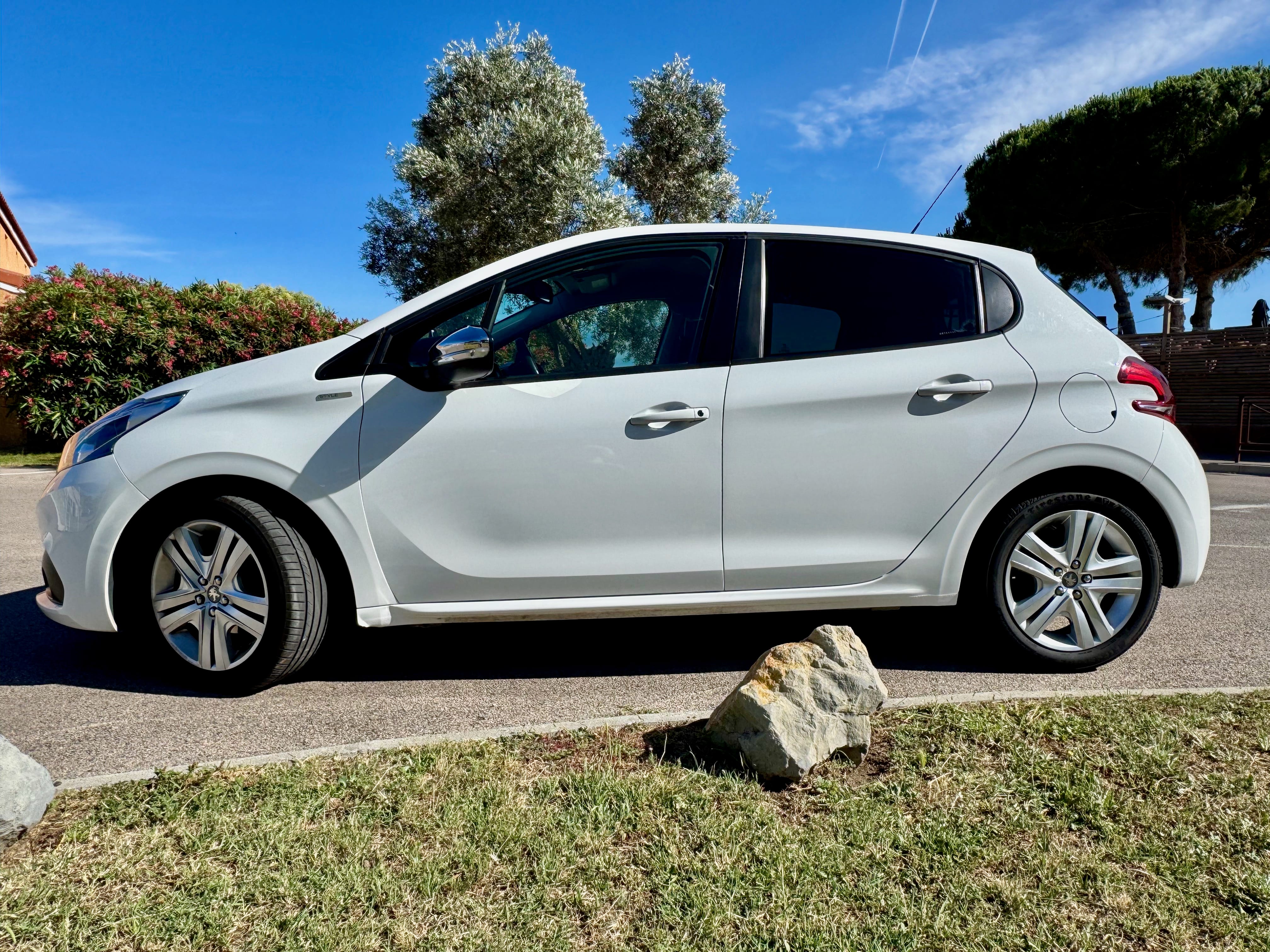 Peugeot 208 1.6 HDI - 5 PORTES - CLIMATISATION - ECRAN TACTILE - BLUETOOTH avec Climatisation