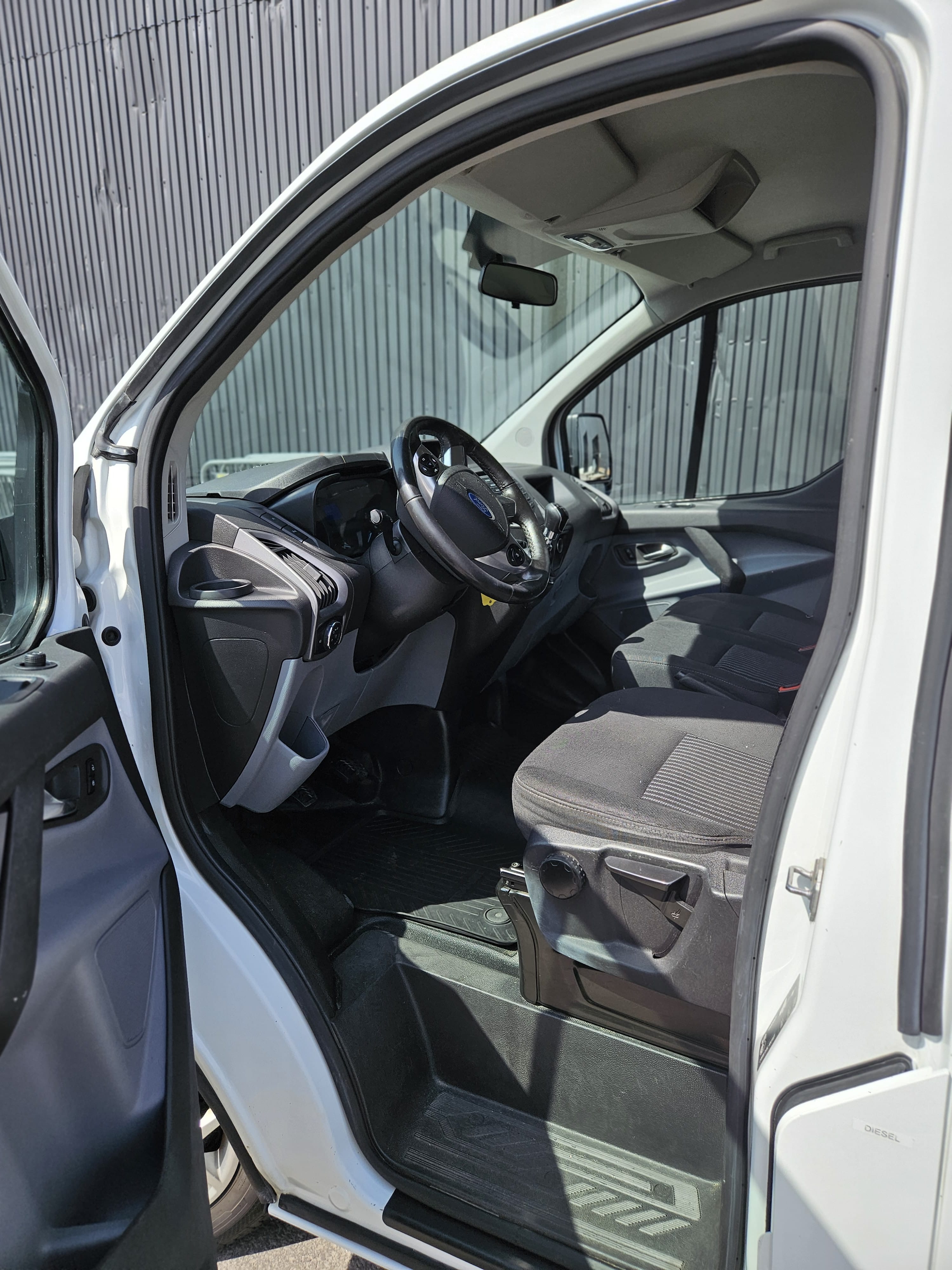 Ford Transit Custom Varebil med egen parkeringsplass. med Bilradio