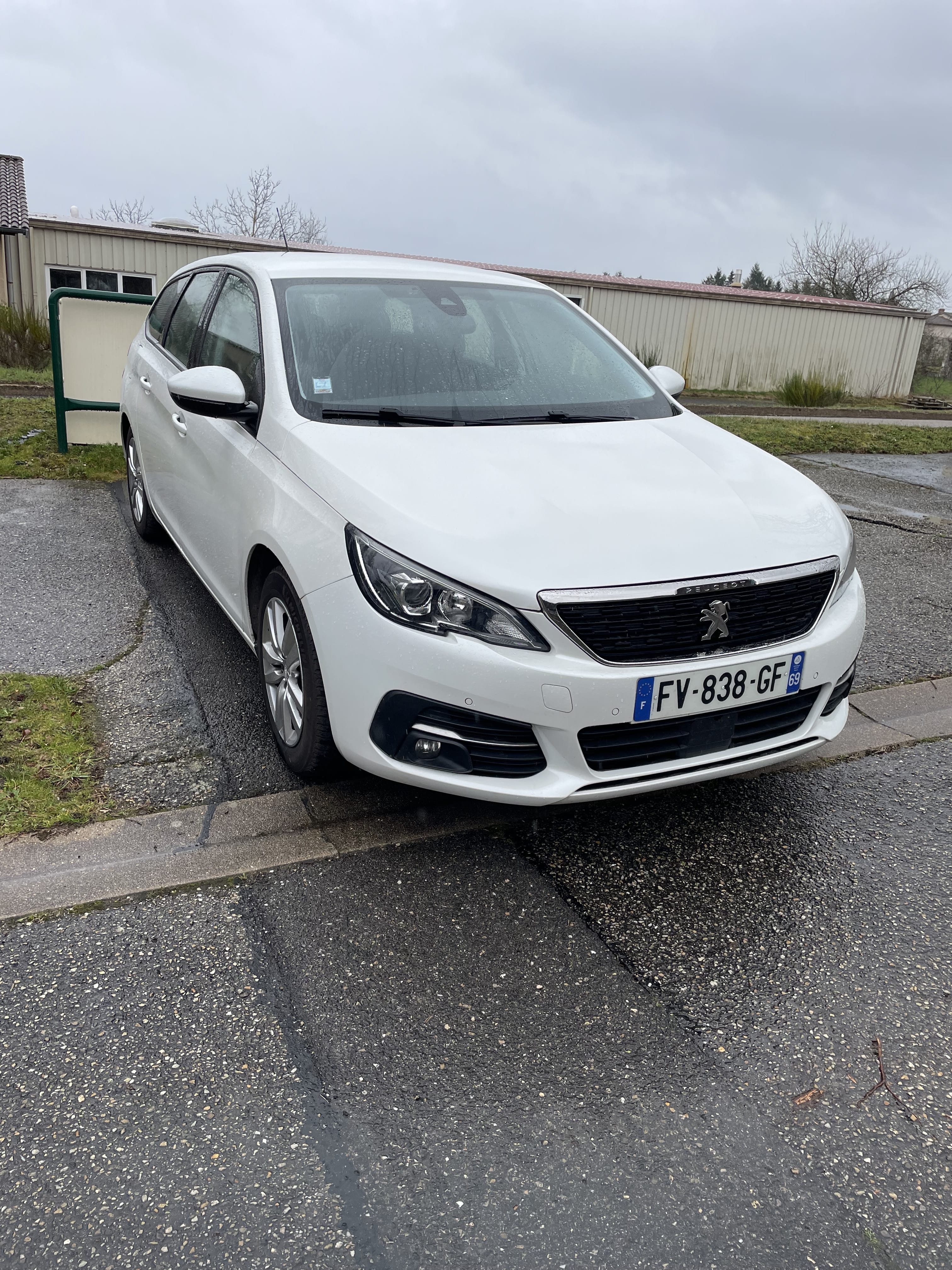 Peugeot 308 SW 1,5 hdi boîte auto 8 avec Pneus neige
