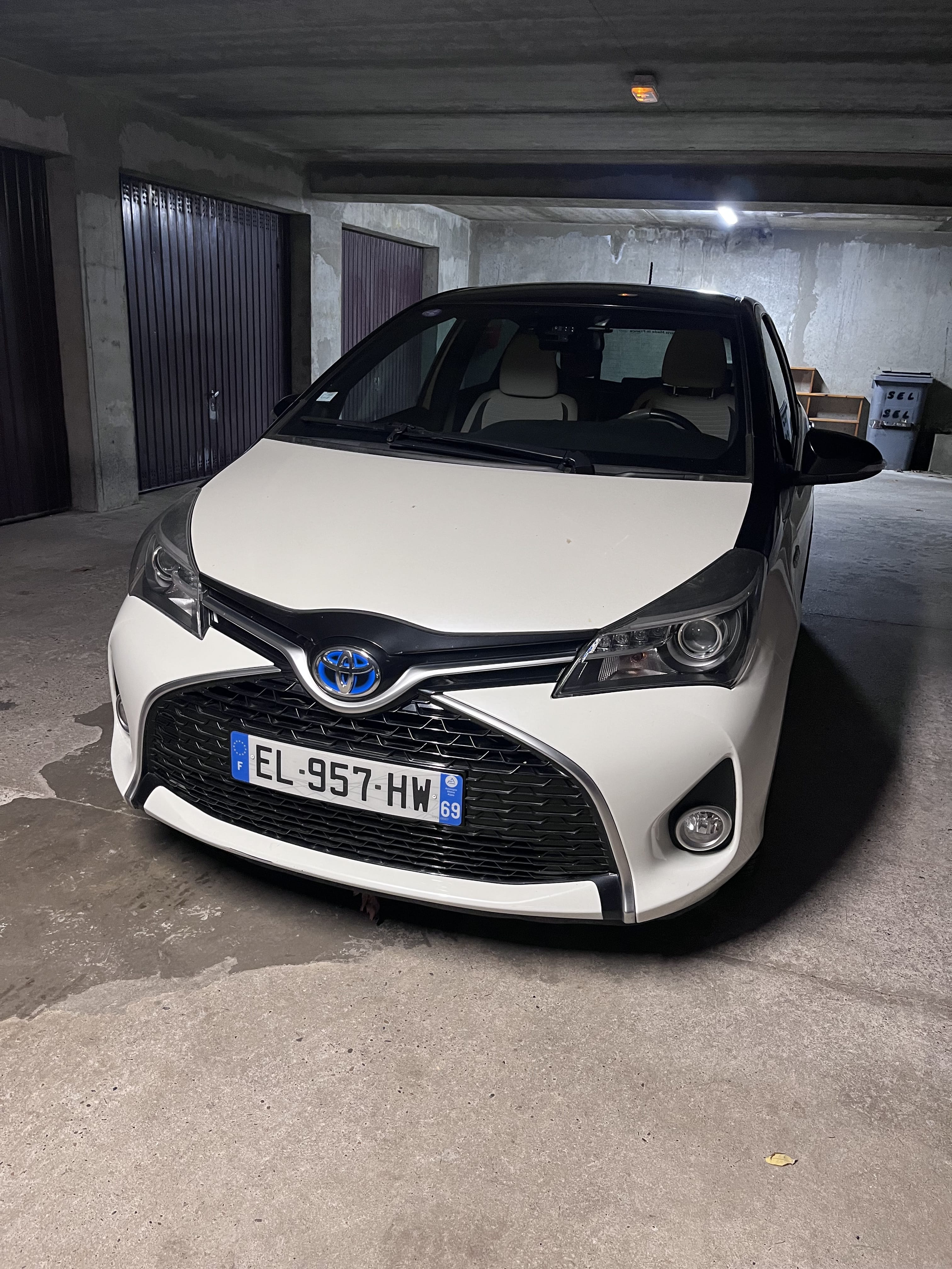 Toyota Yaris, 2017, Essence 95 / Électrique (hybride), automatique