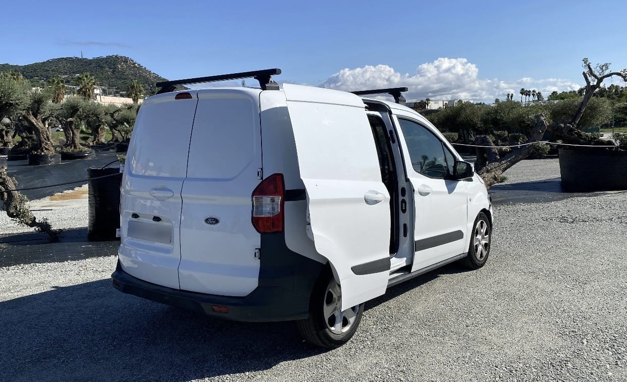 Ford Transit Courier Furgoneta mit Klimaanlage
