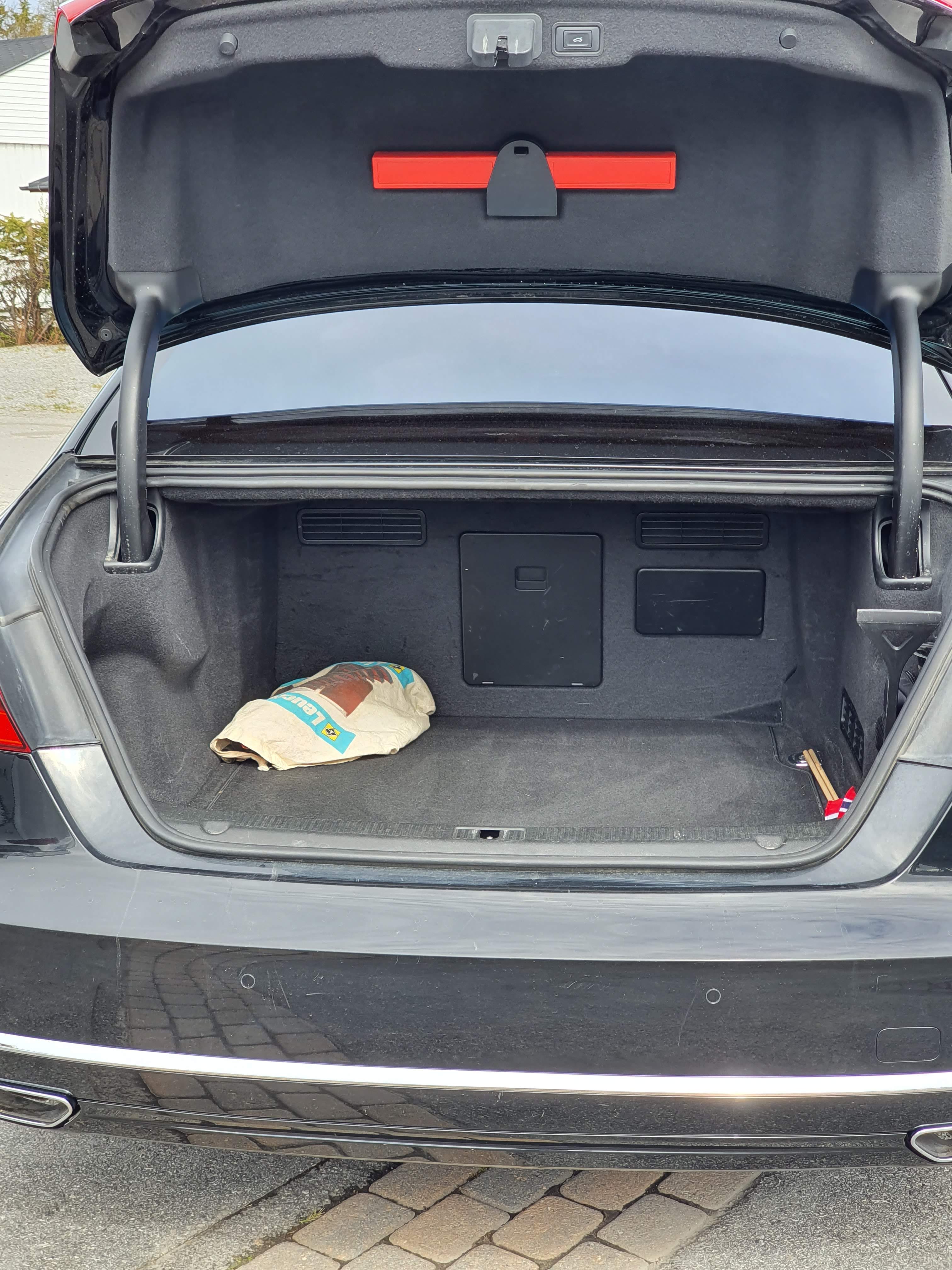 Audi A8 L V6 3,0 Limousine med Bluetooth audio