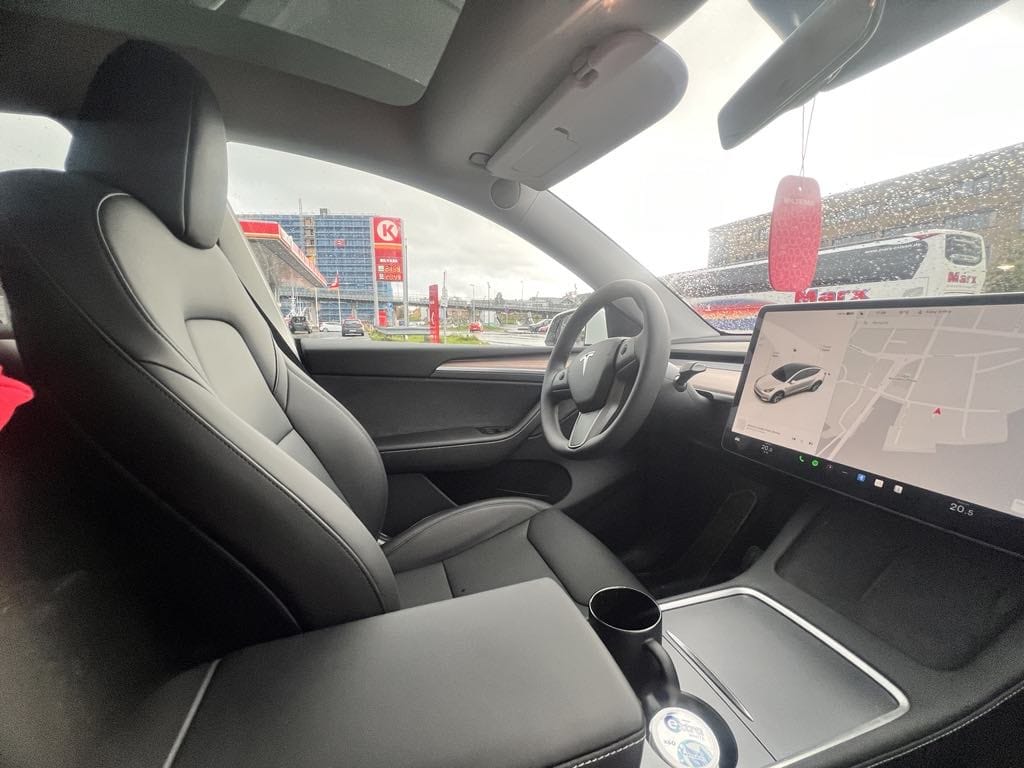 Tesla Model Y Long Range mit Navigationsgerät