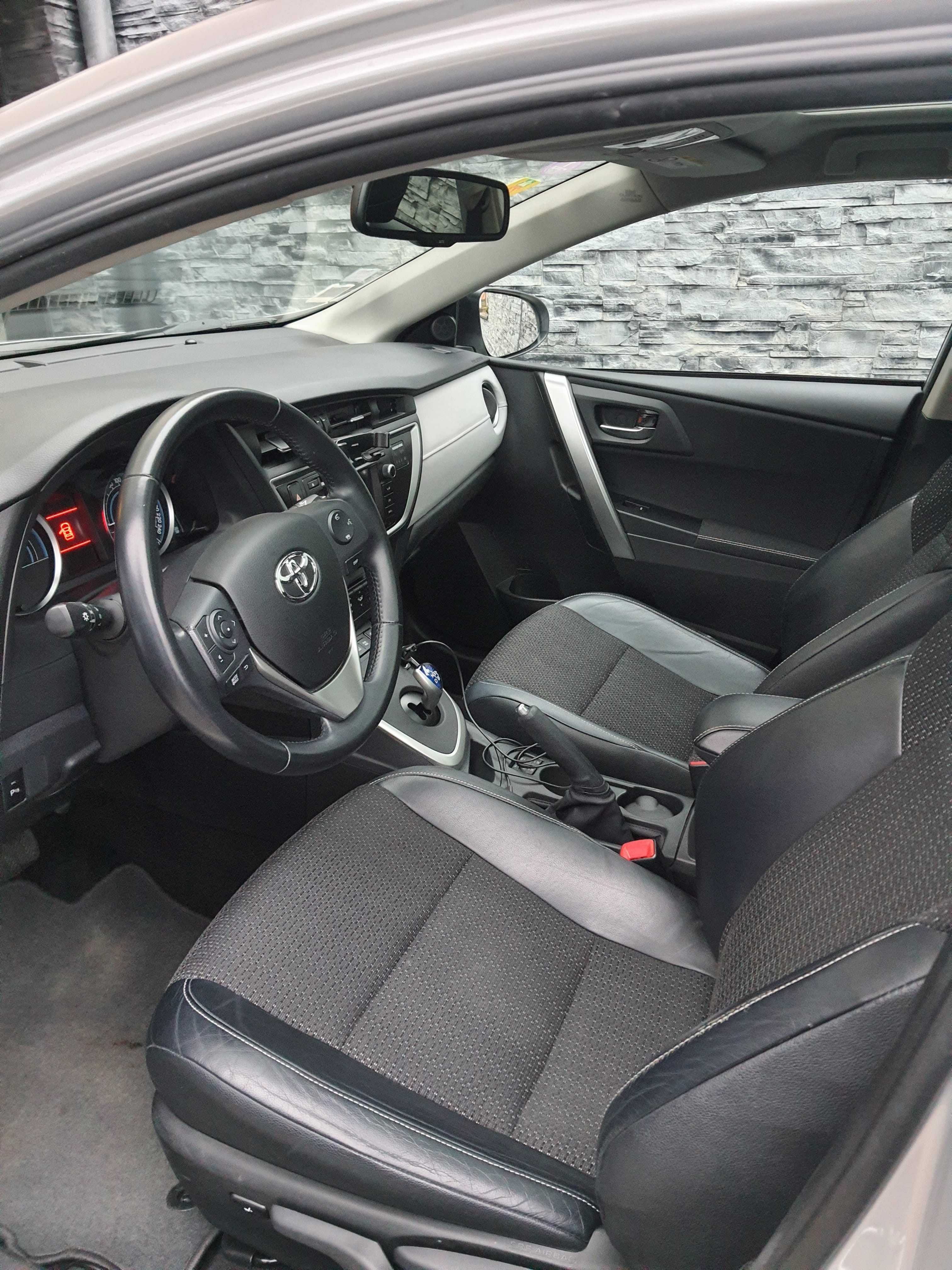 Toyota Auris 1.8 hybride E10 avec GPS