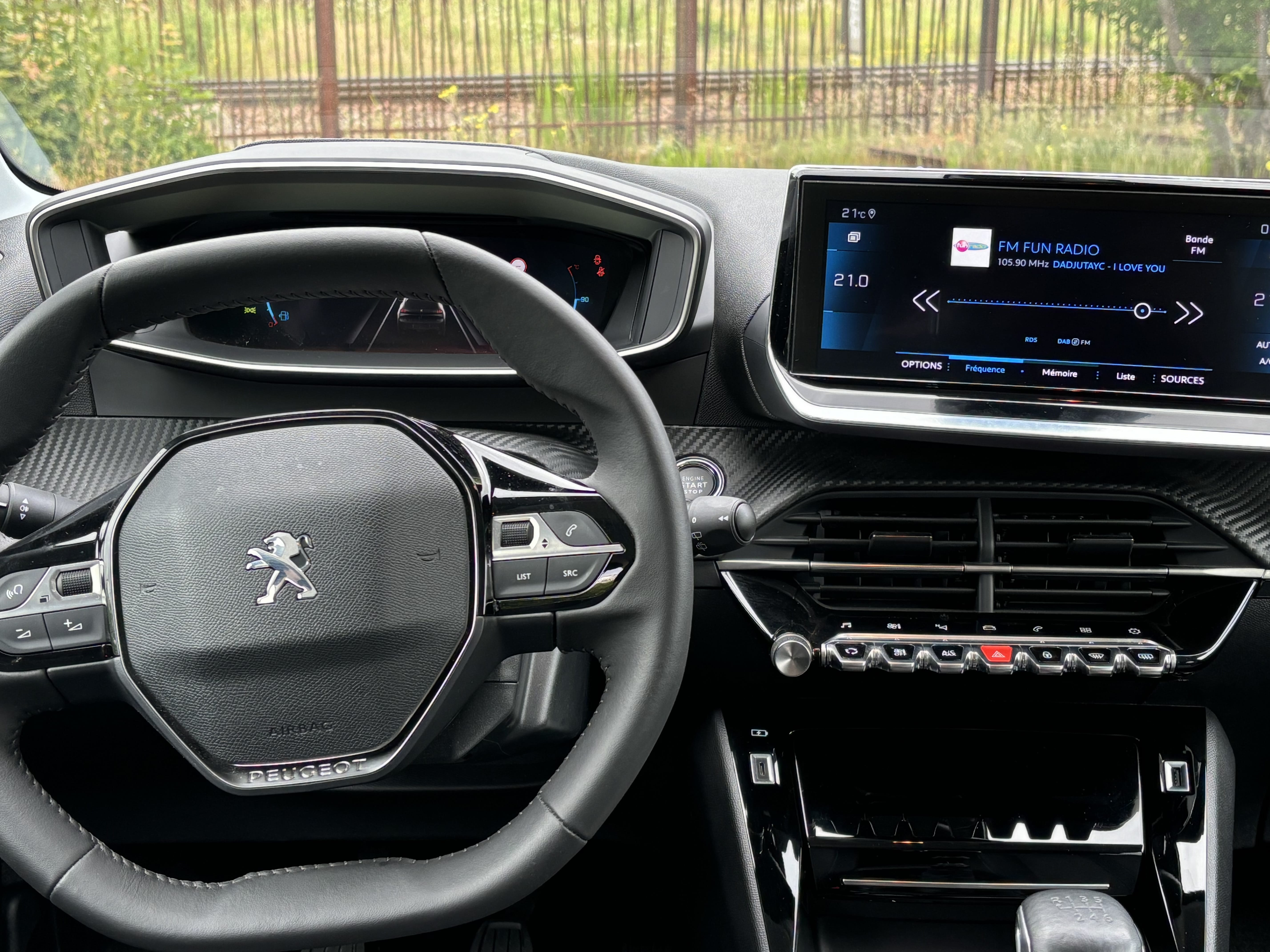 Peugeot 208 ALLURE 100CH - PARKING AEROPORT TOULOUSE-BLAGNAC avec Entrée audio / iPod