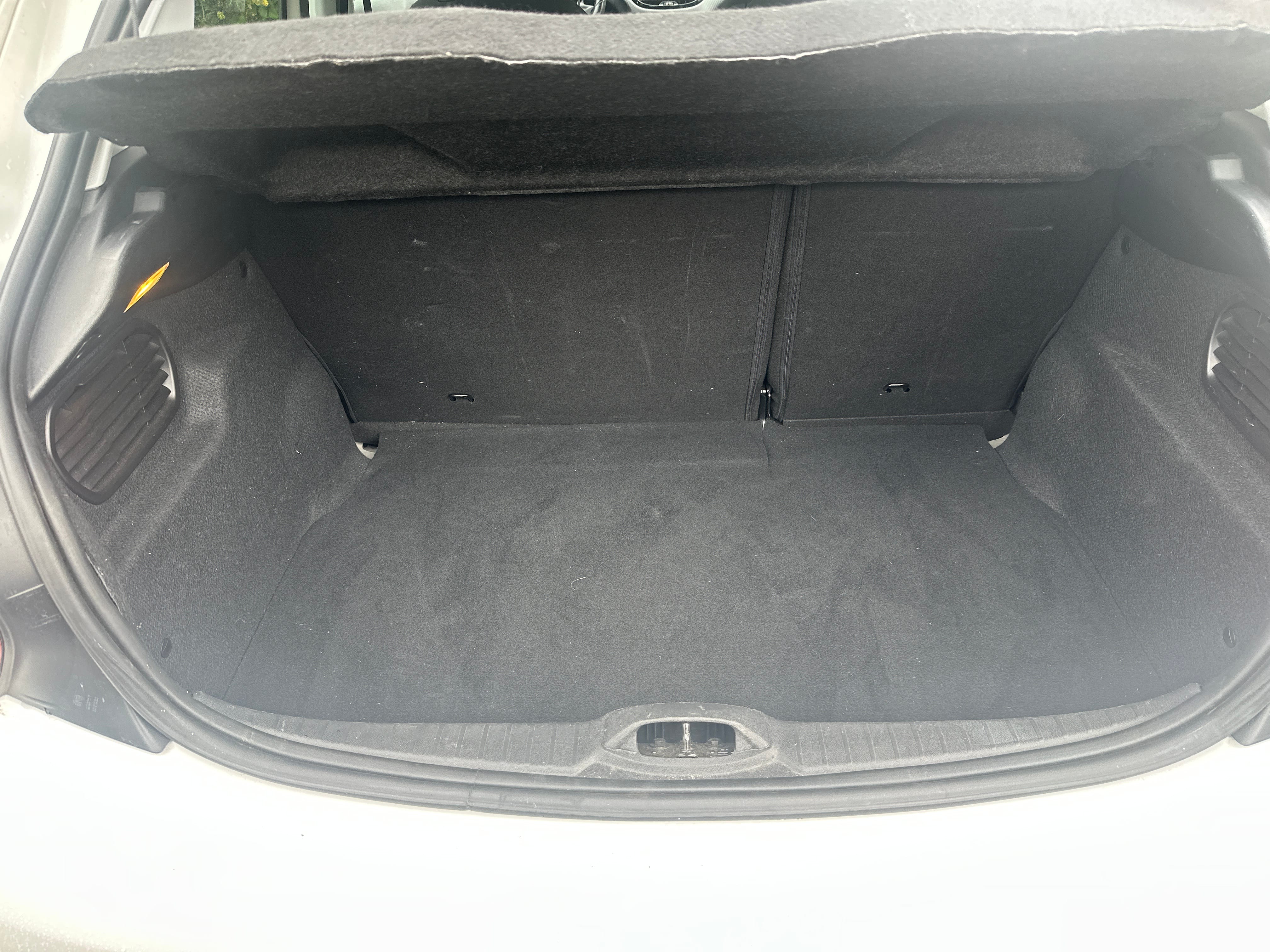 Peugeot 208 1,2 82 chevaux avec Entrée audio / iPod
