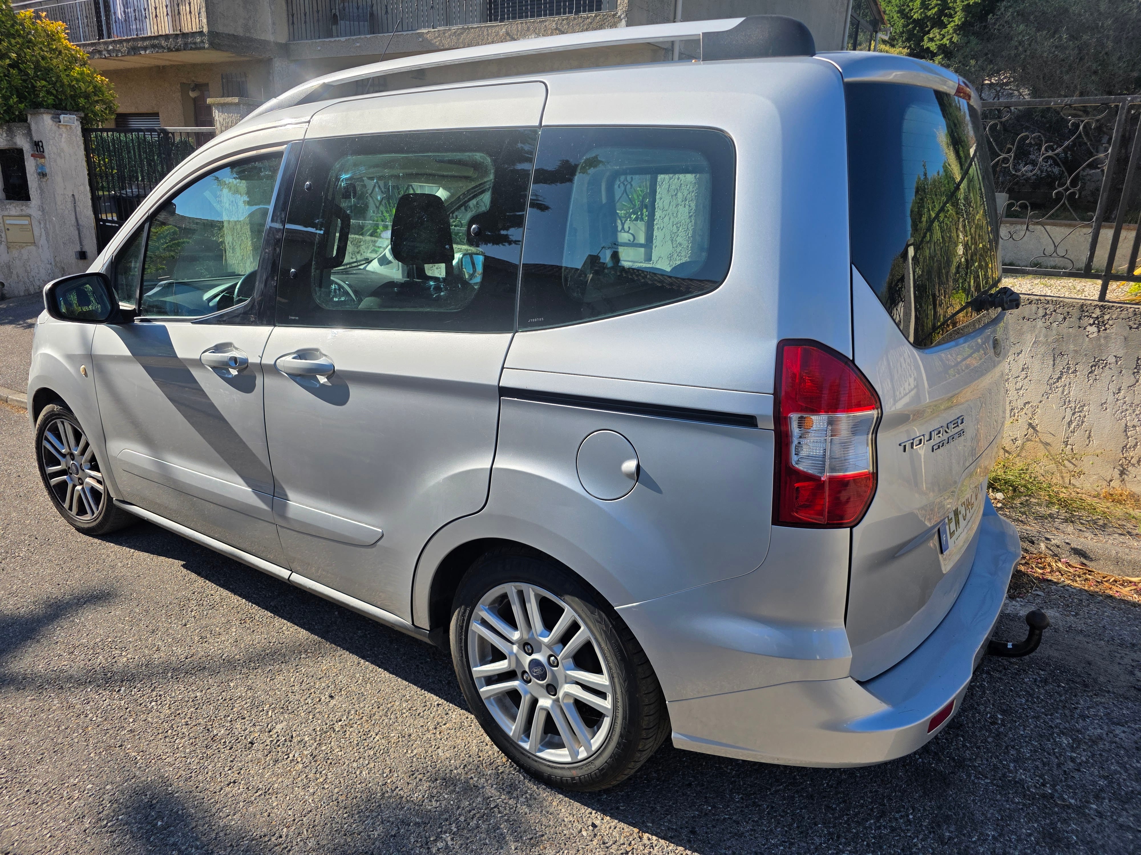 Ford Tourneo Courier 5 places Grand coffre avec Régulateur de vitesse
