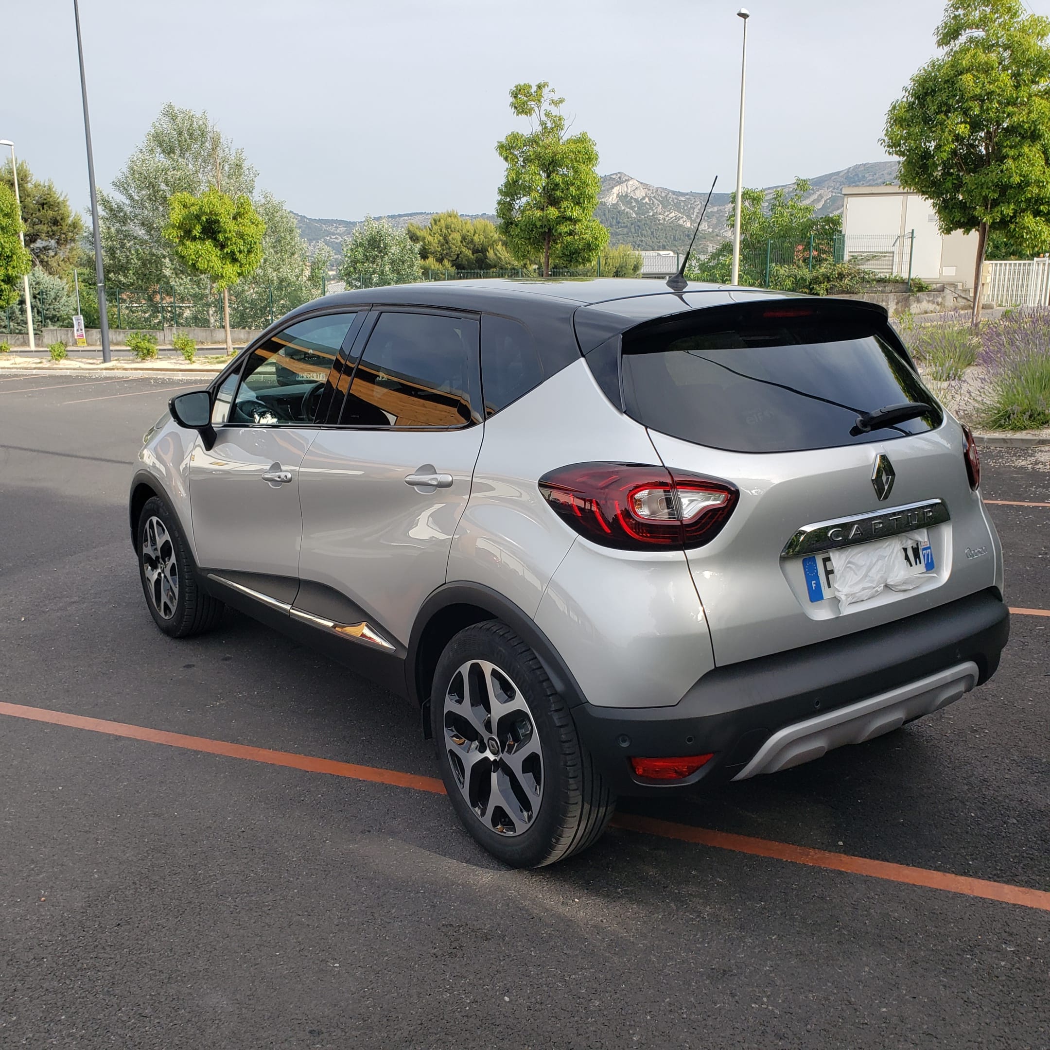 Renault Captur Aeroport Marseille, 24/24 , excellent état, bien équipée avec GPS