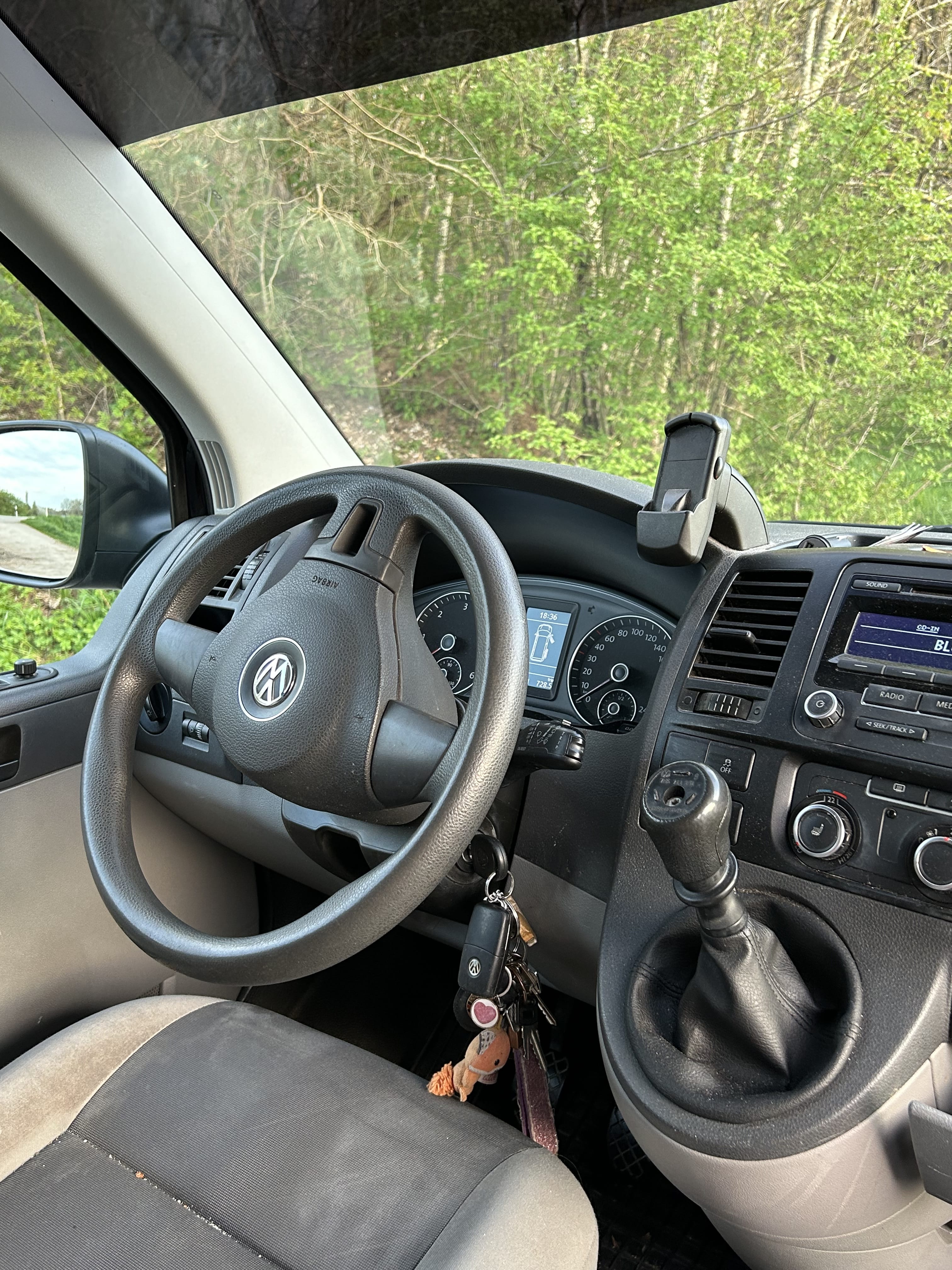 Volkswagen Transporter mit Kindersitz