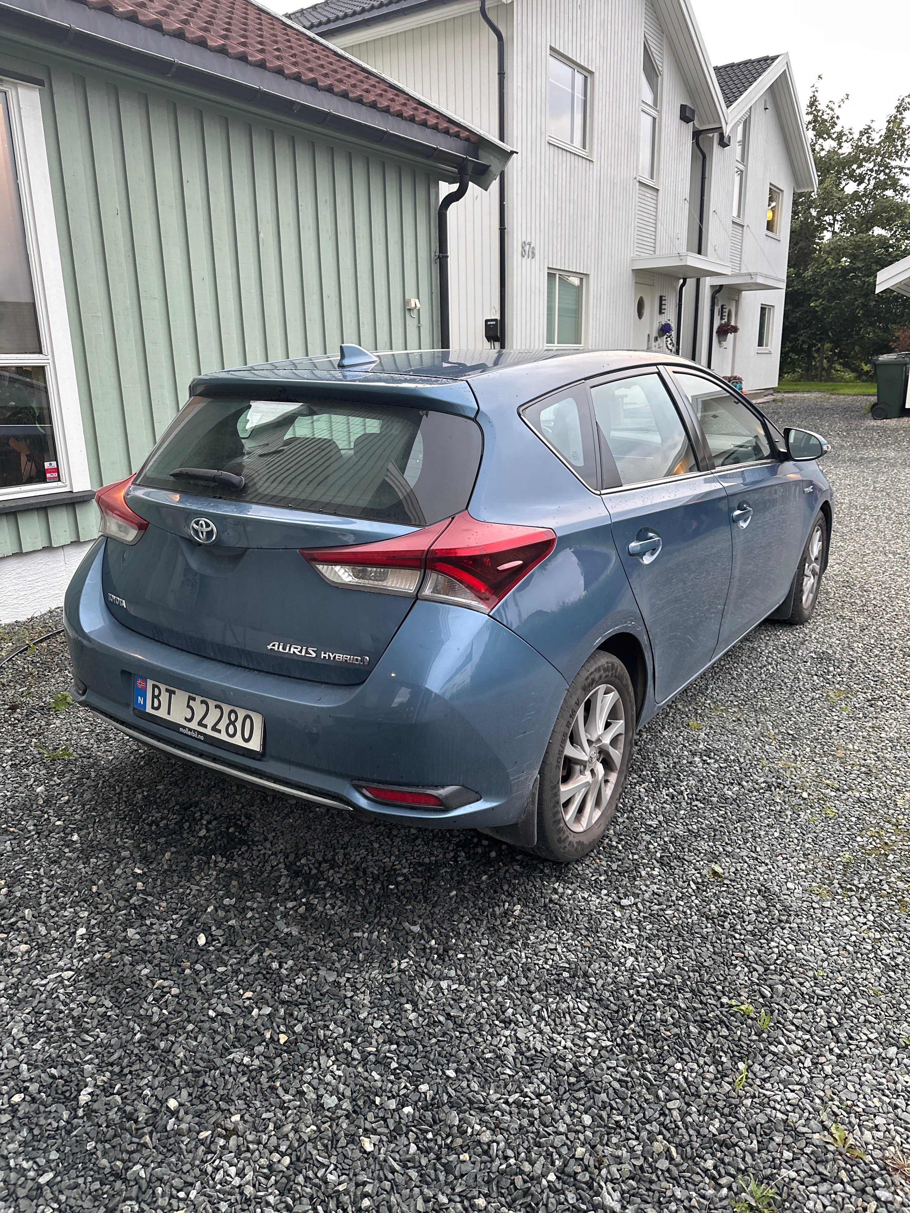 Toyota Auris Hybrid with Backup camera