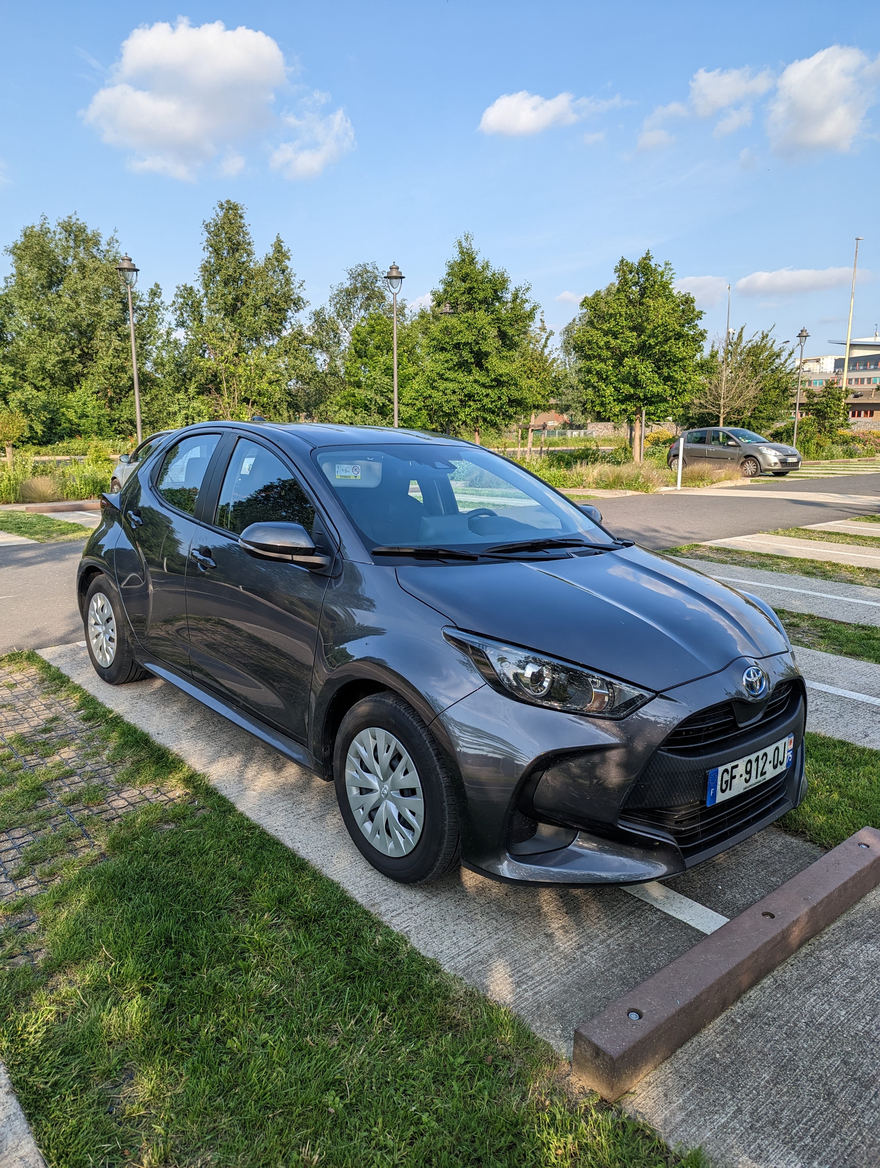 Toyota Yaris Hybride, 2022, Essence 95 / Électrique (hybride), automatique