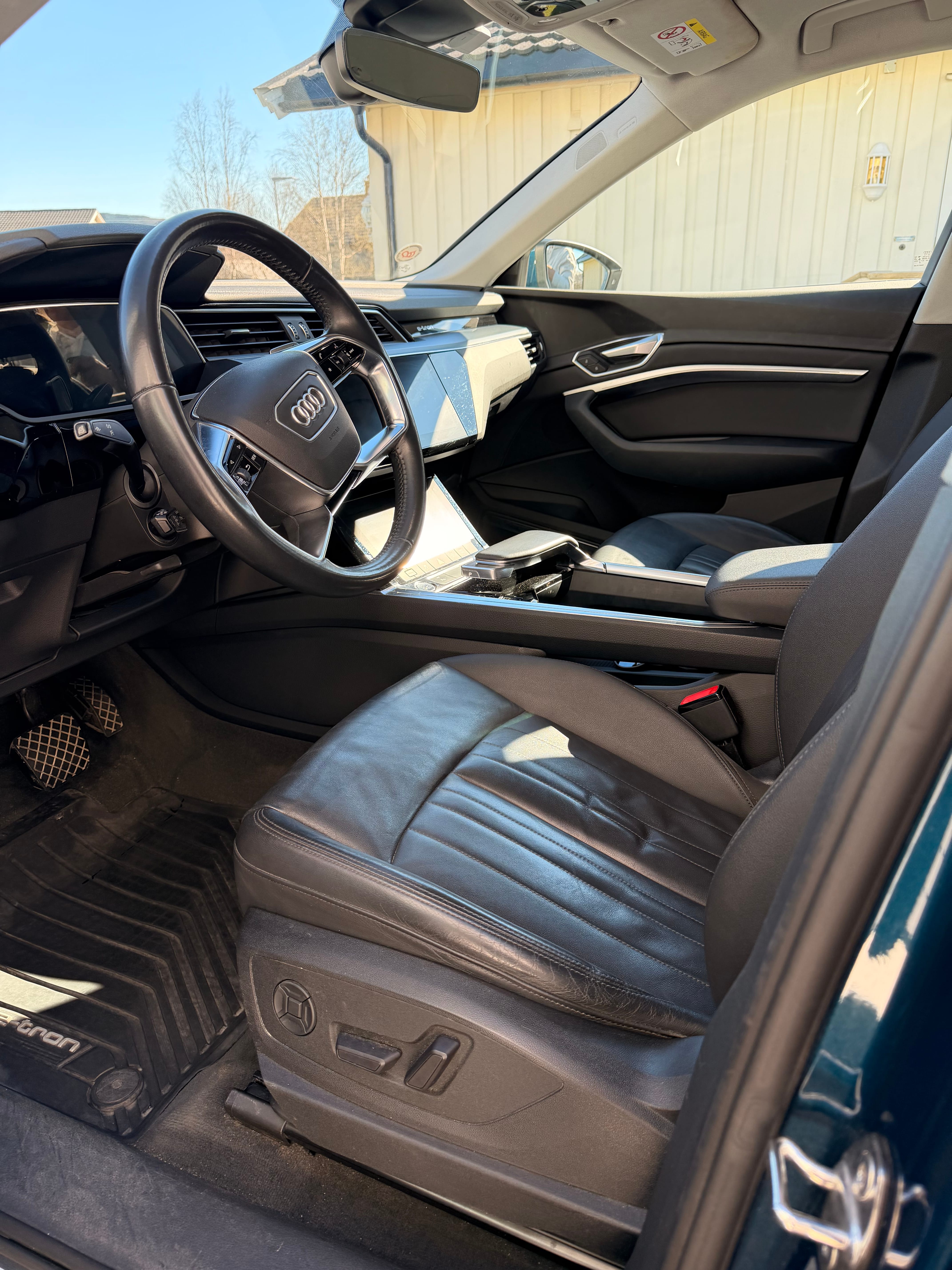 Audi e-tron with GPS