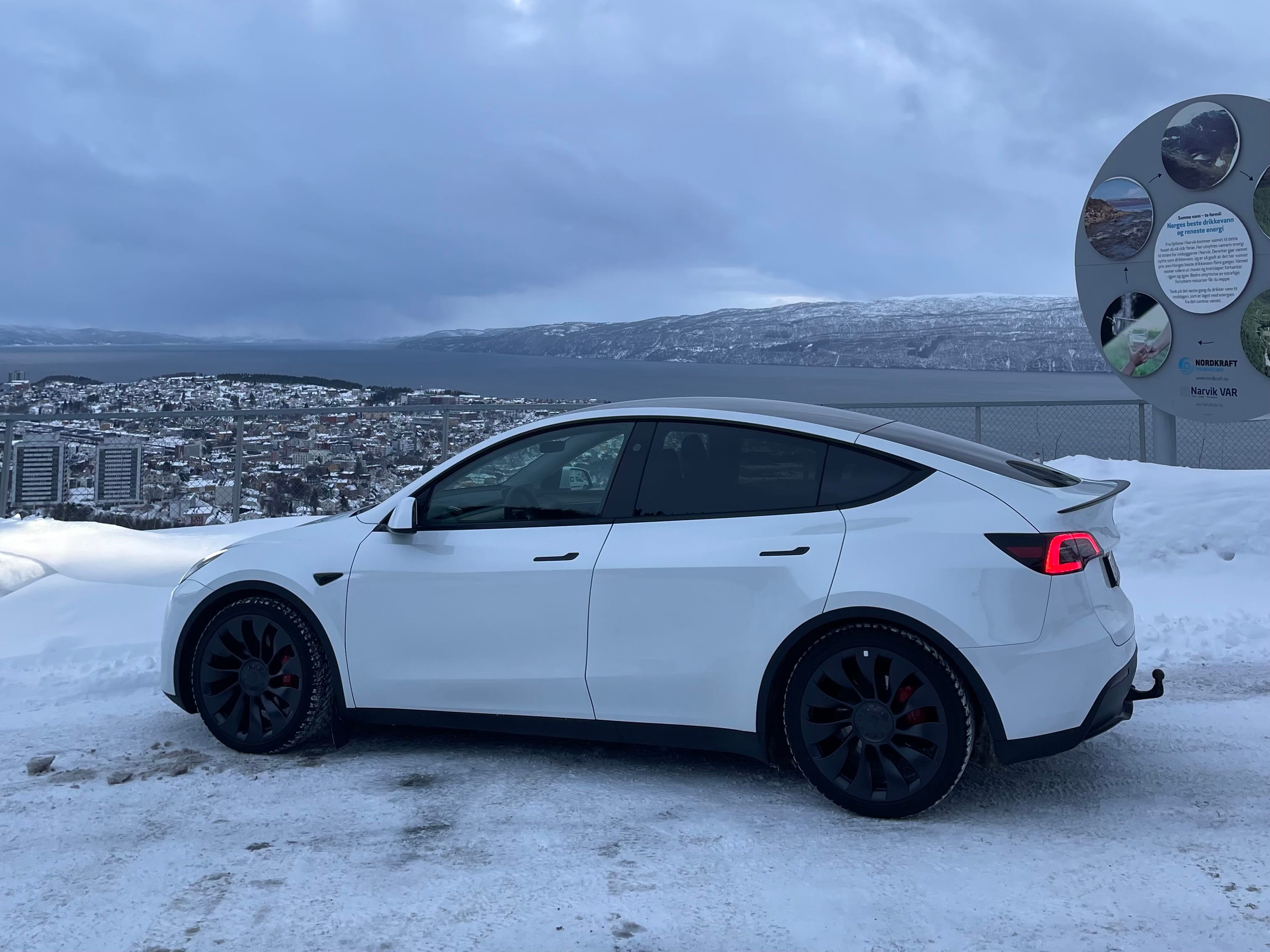 Tesla Model Y Performance med GPS