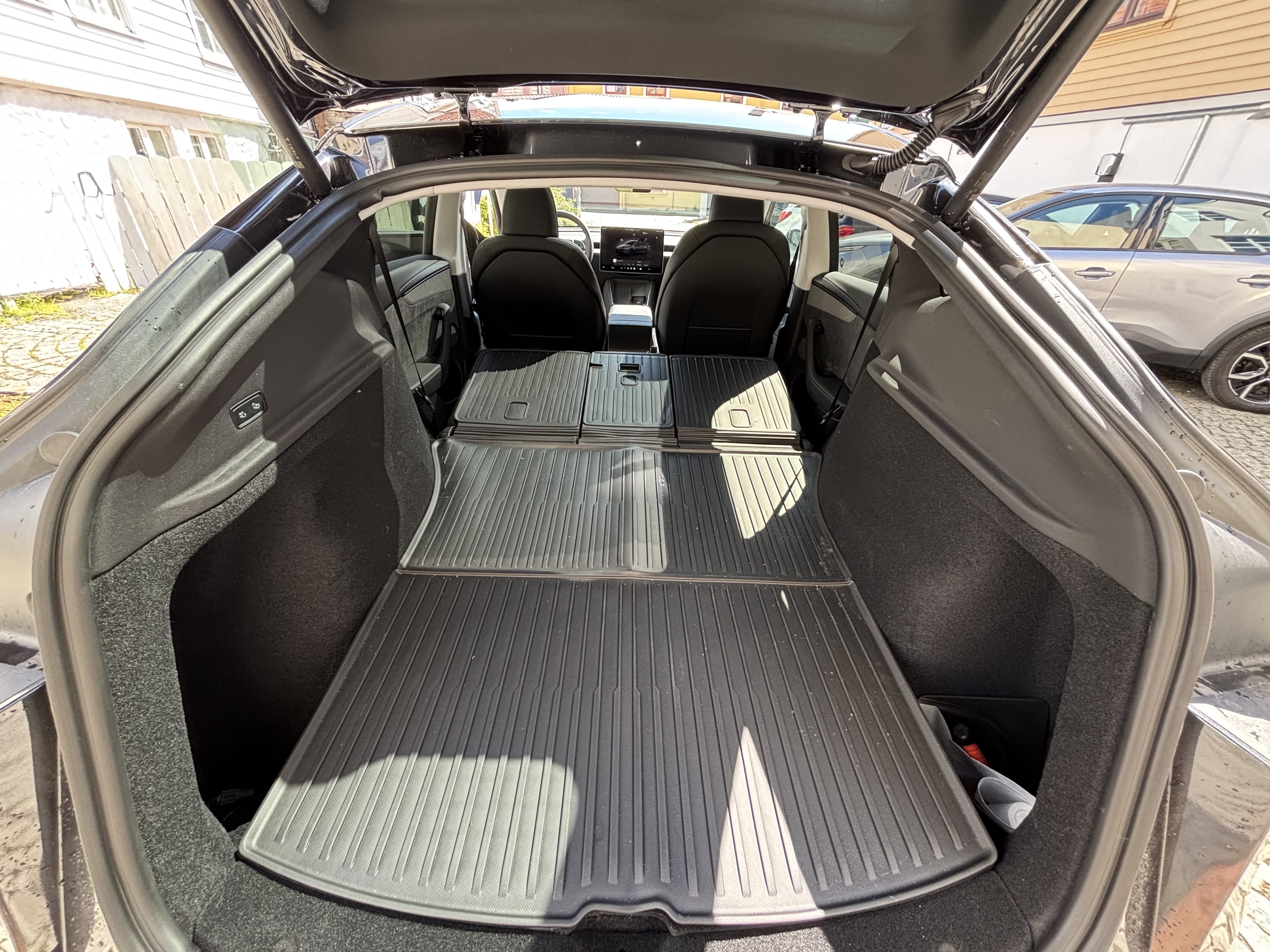 Tesla Model Y Long Range med Bluetooth audio