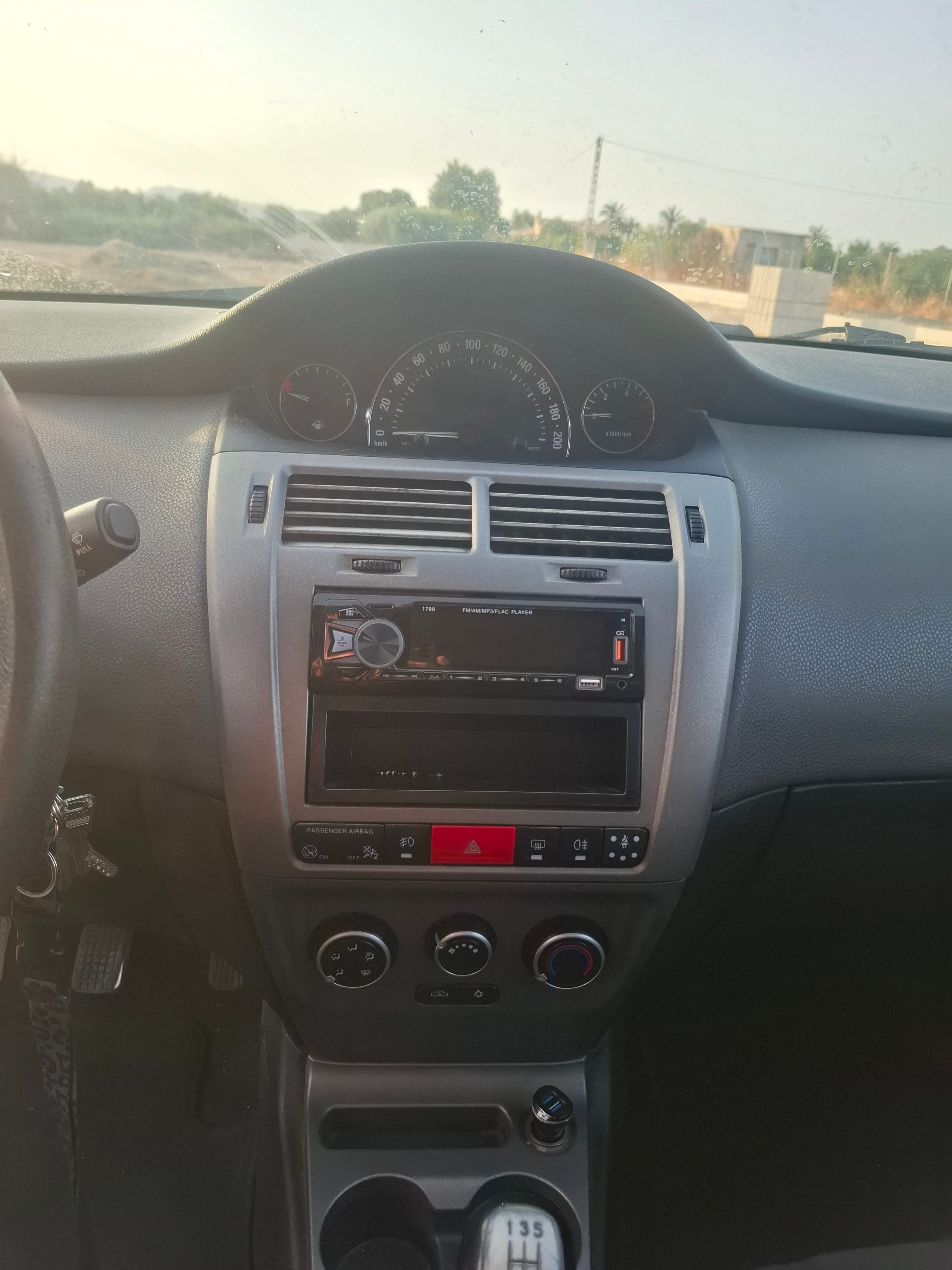 Tata Motors Indica con Puertos de carga USB