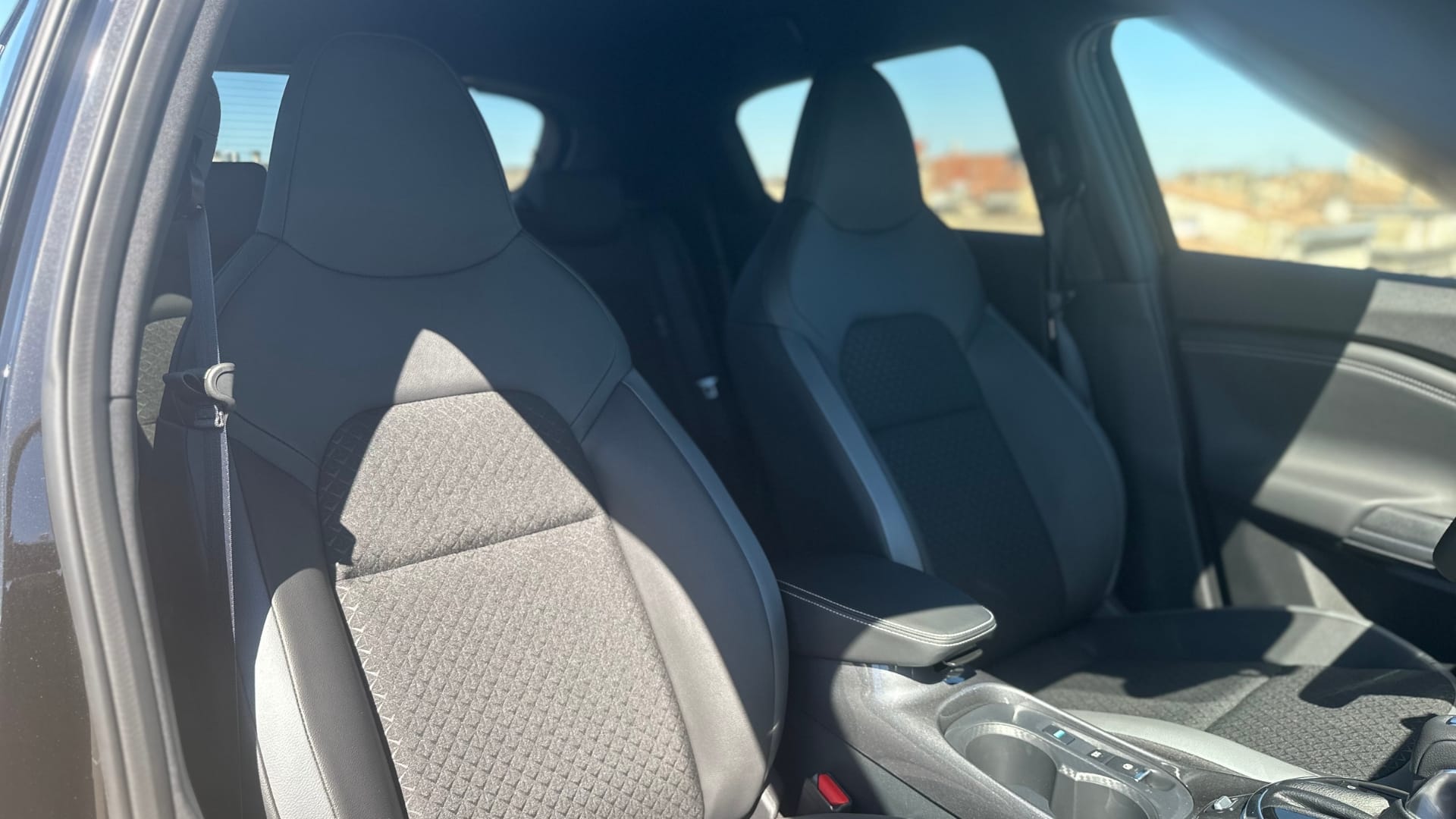 Nissan Juke N-Connecta BLANC | AUTO | Hybride 4.9L | GARE ST-JEAN (750m) avec Coffre de toit