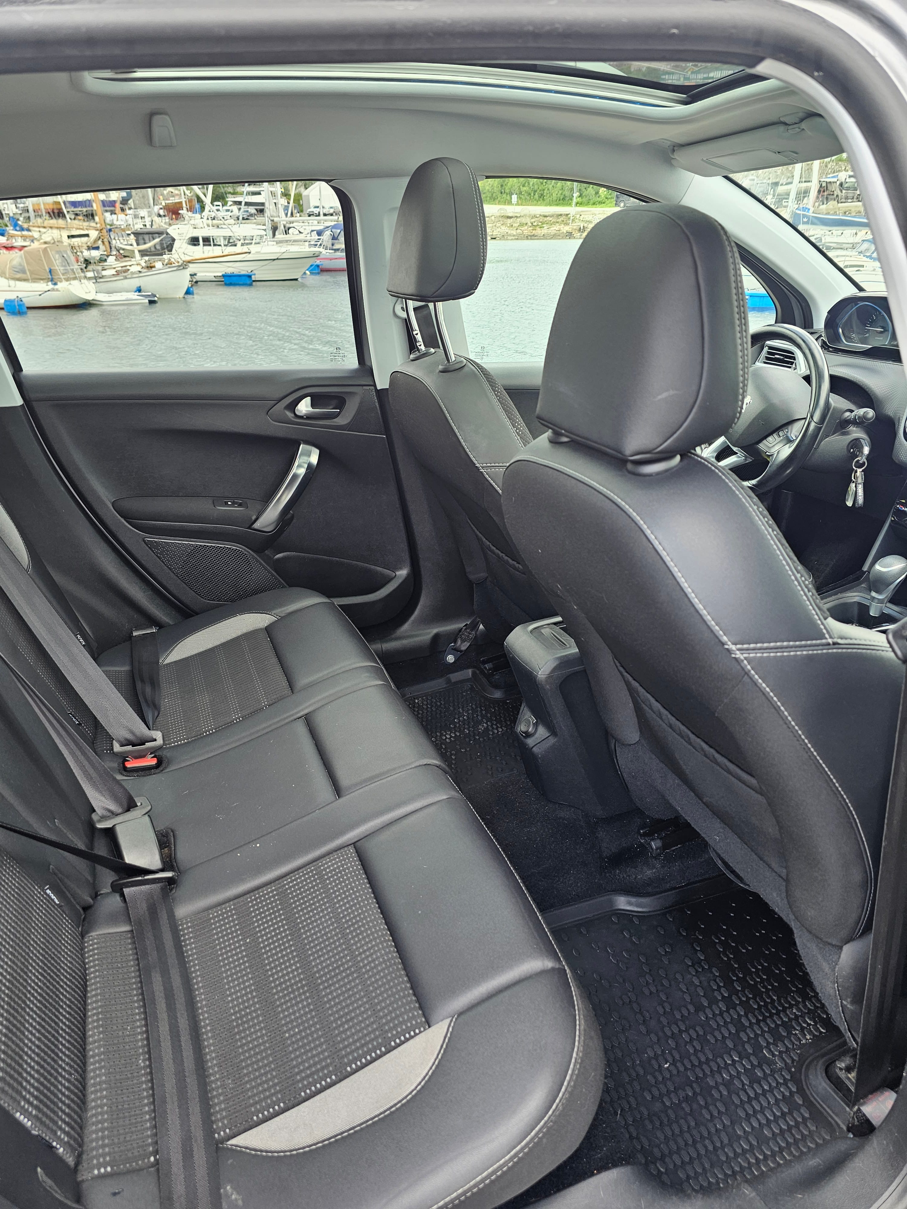 Peugeot 2008 Allure 1.2 PureTech 110 Hk Aut. mit USB-Ladeanschlüsse