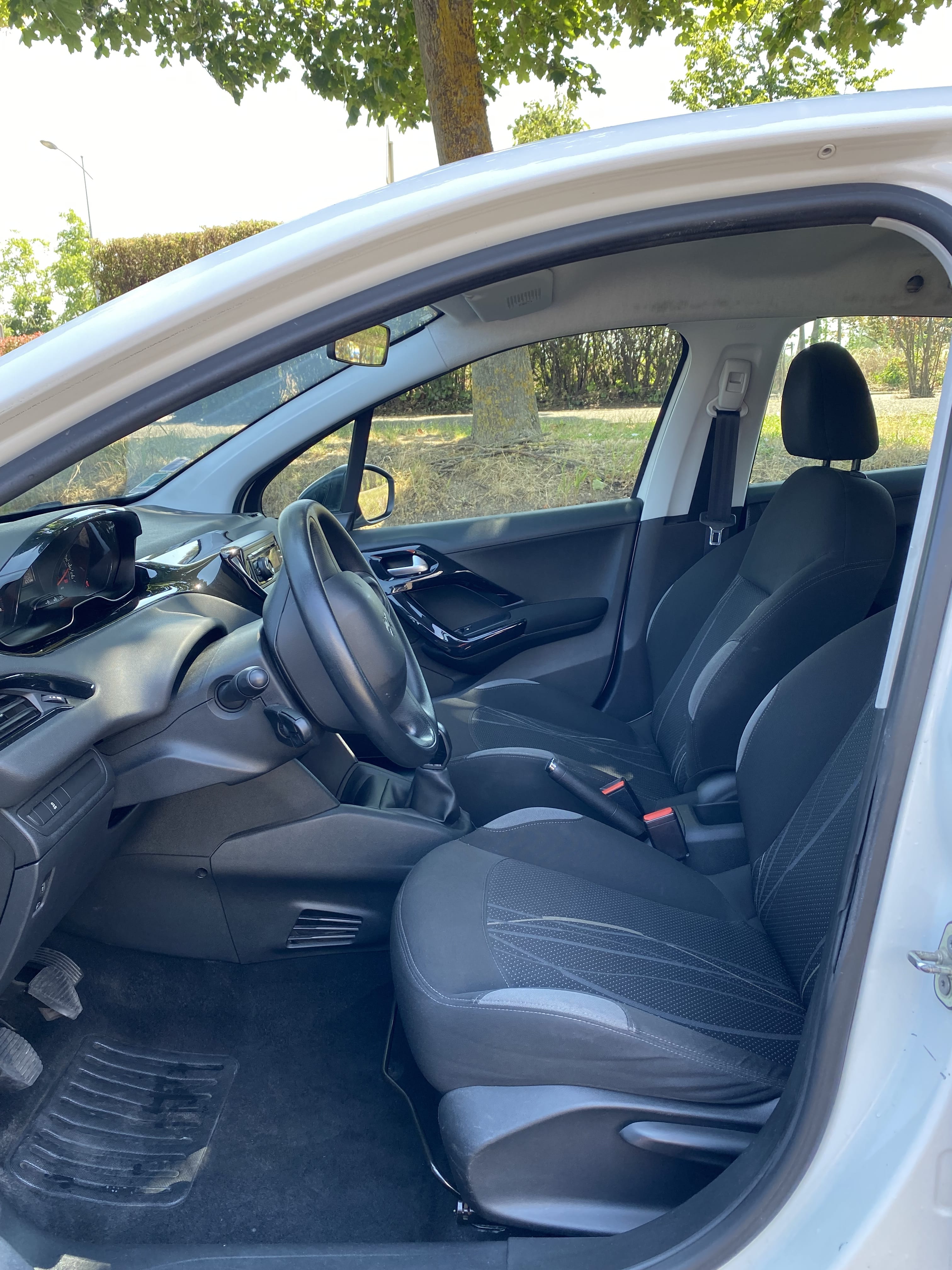 Peugeot 208 1.6 HDi diesel 5 portes avec Pneus neige