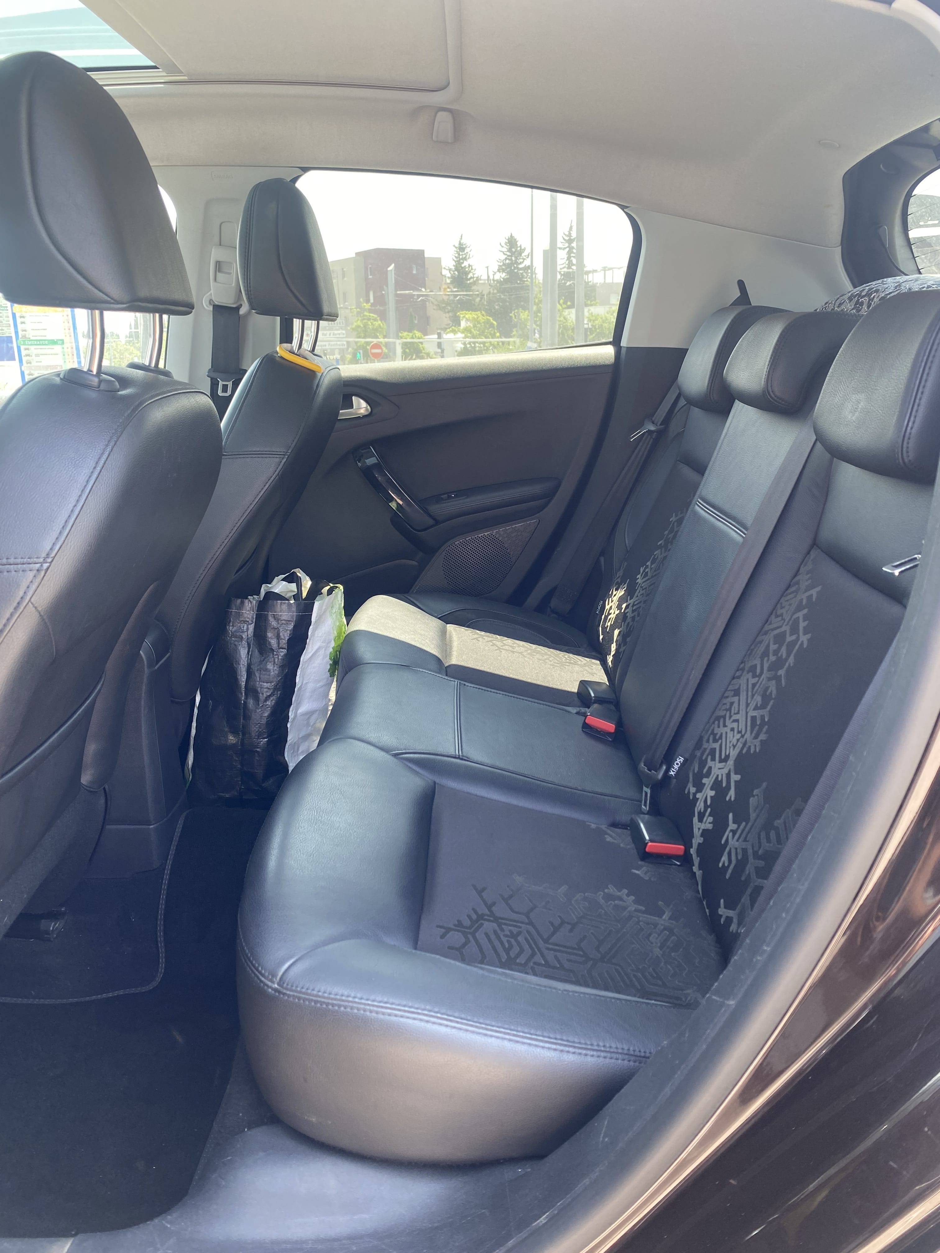 Peugeot 208 avec Siège bébé