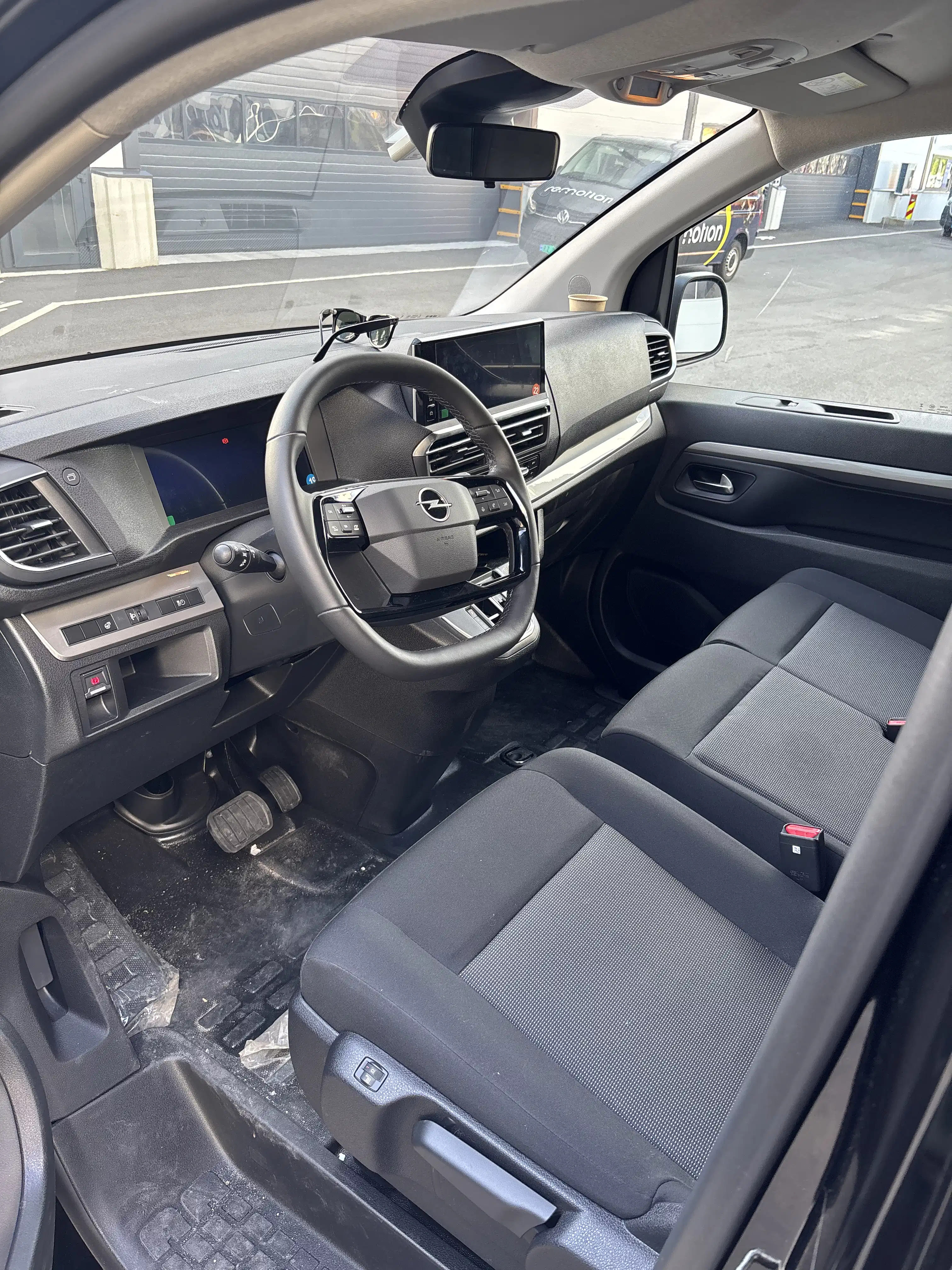 Opel Vivaro with Cruise control
