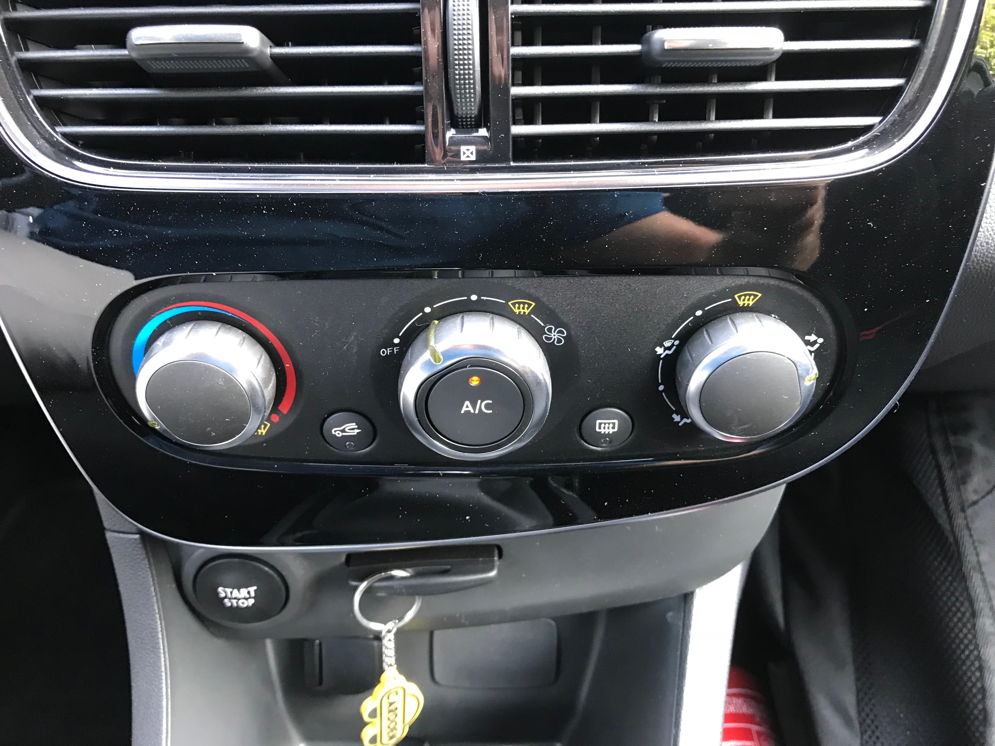 Renault Clio Parking Bruxelles - Gare du Midi avec Autoradio