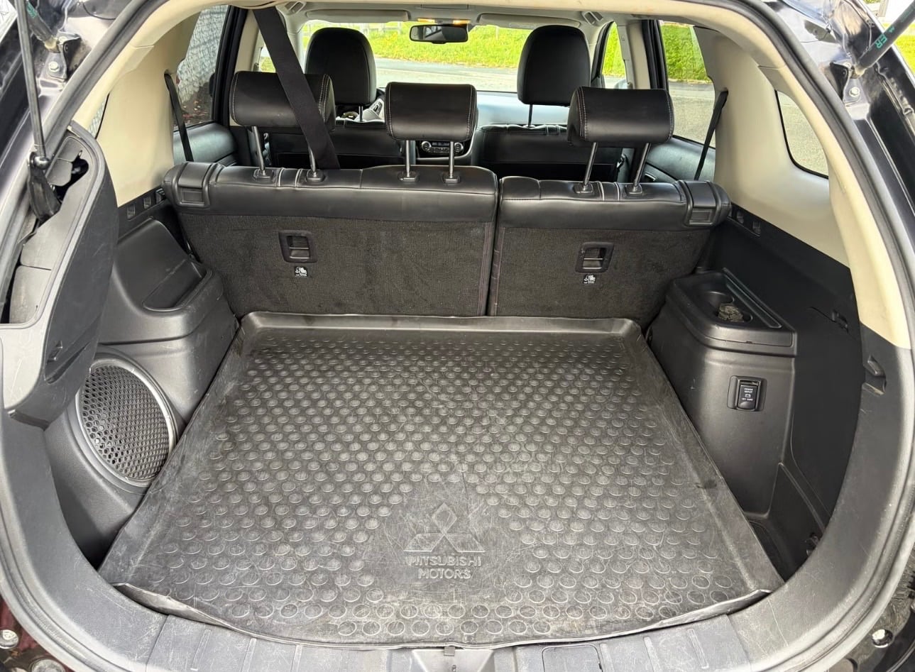 Mitsubishi Outlander PHEV SE med Bluetooth audio