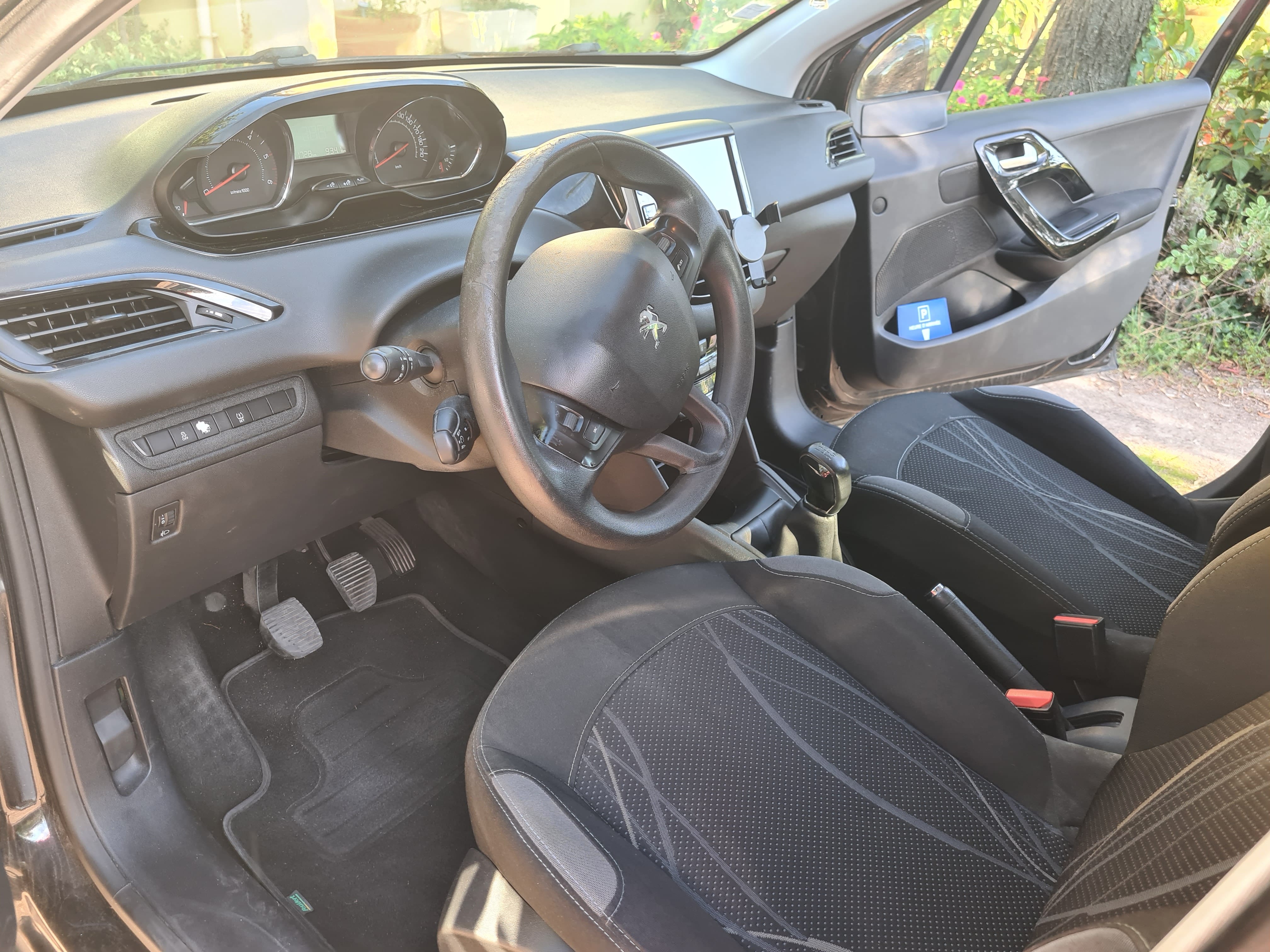 Peugeot 208 1.6 hdi confort climatisation 92cv avec Siège bébé