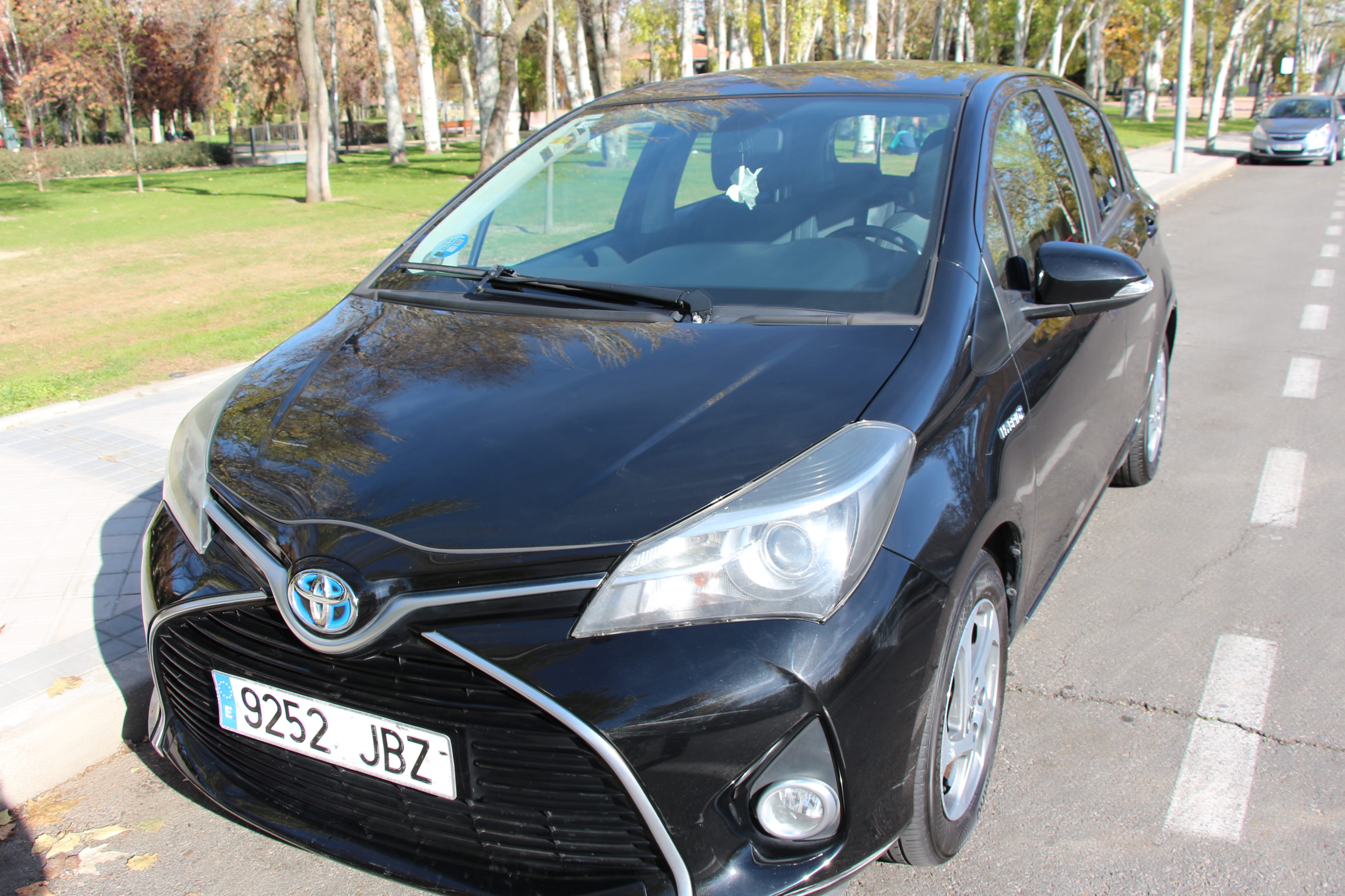 Toyota Yaris, 2015, Gasolina 95 / Eléctrico (híbrido), Automático