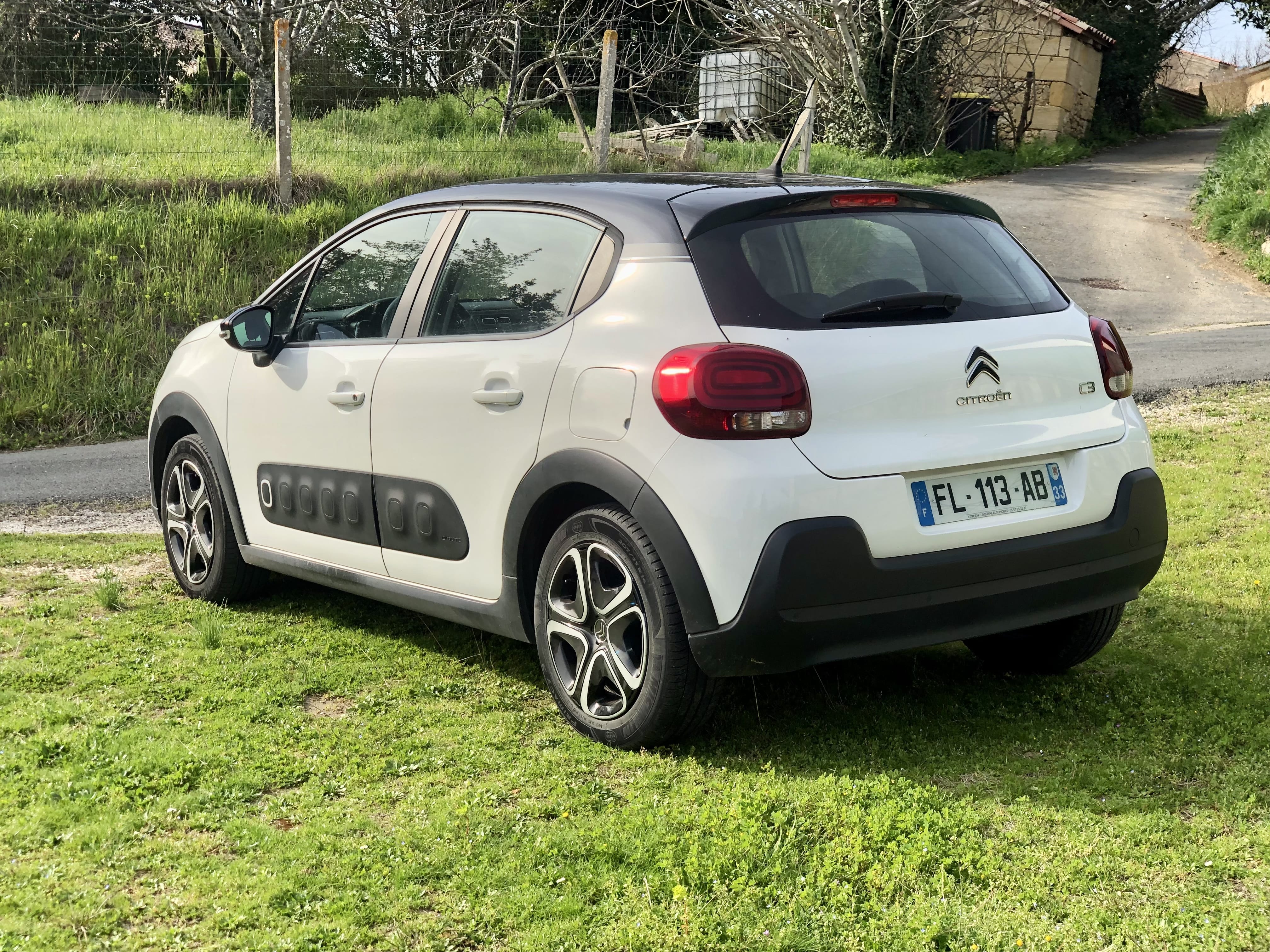 Citroen C3 pratique & confortable à 3 min de l’aéroport, place dédiée avec GPS