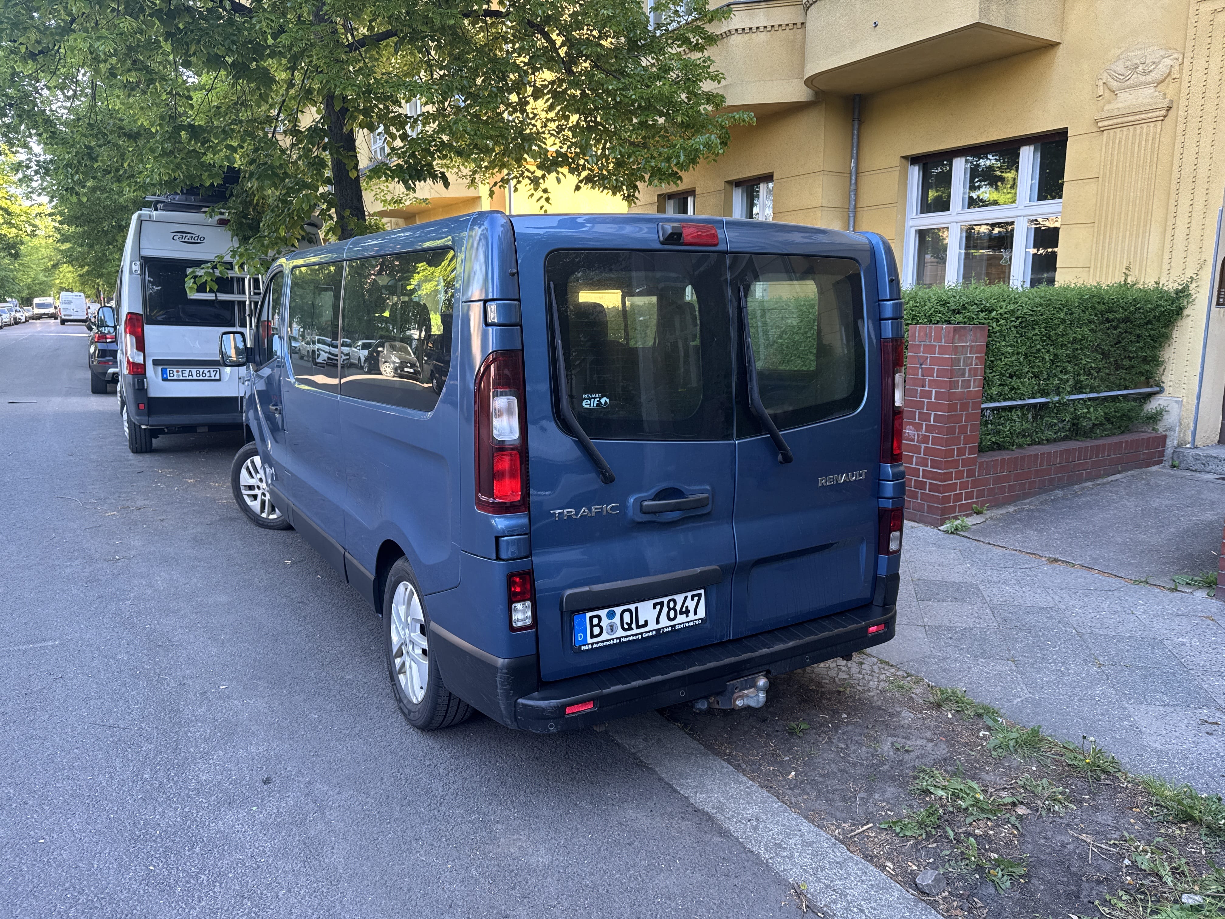 Renault Trafic Passenger mit Kindersitz