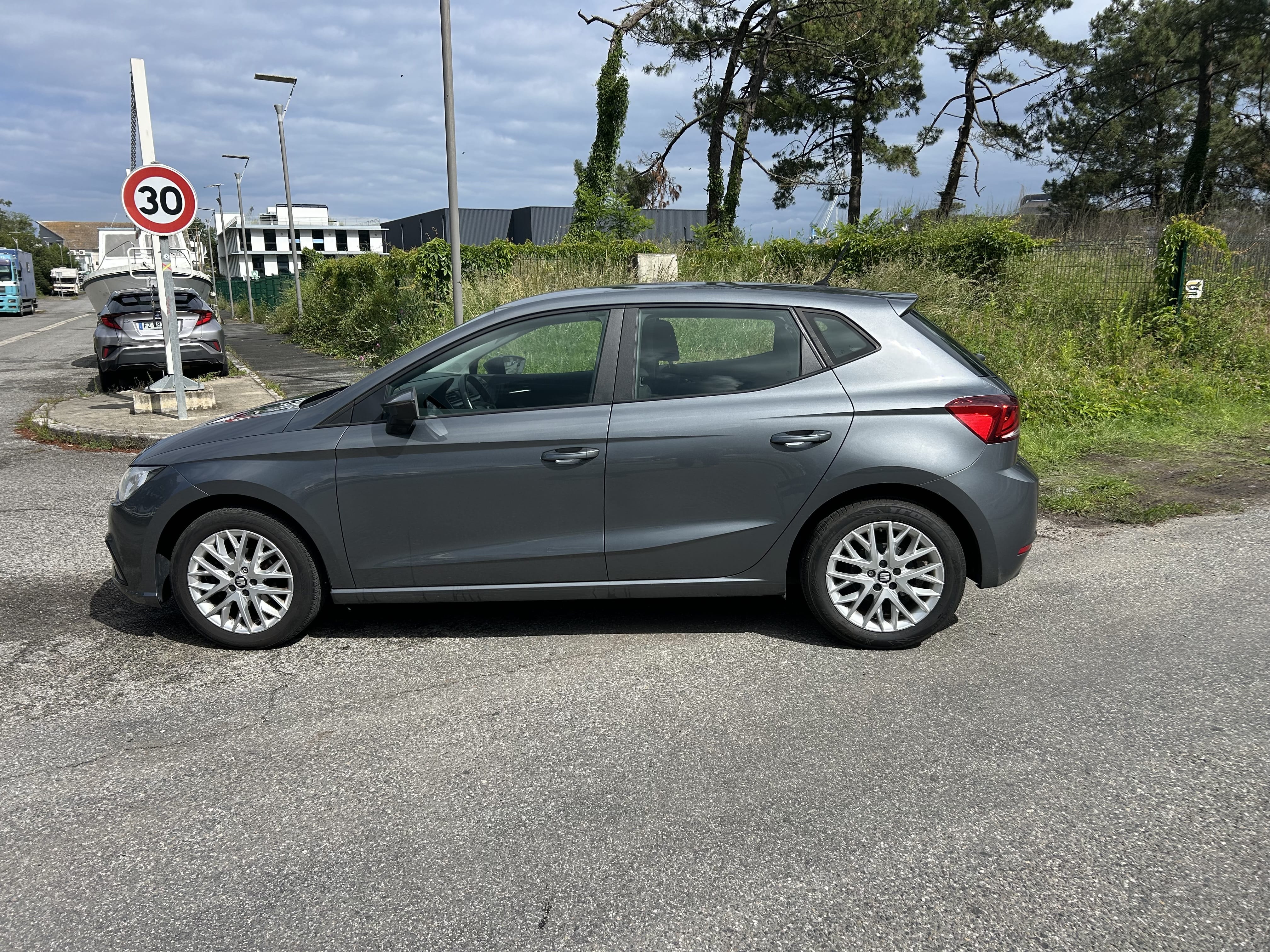 Seat Ibiza + abonnement parking avec Climatisation