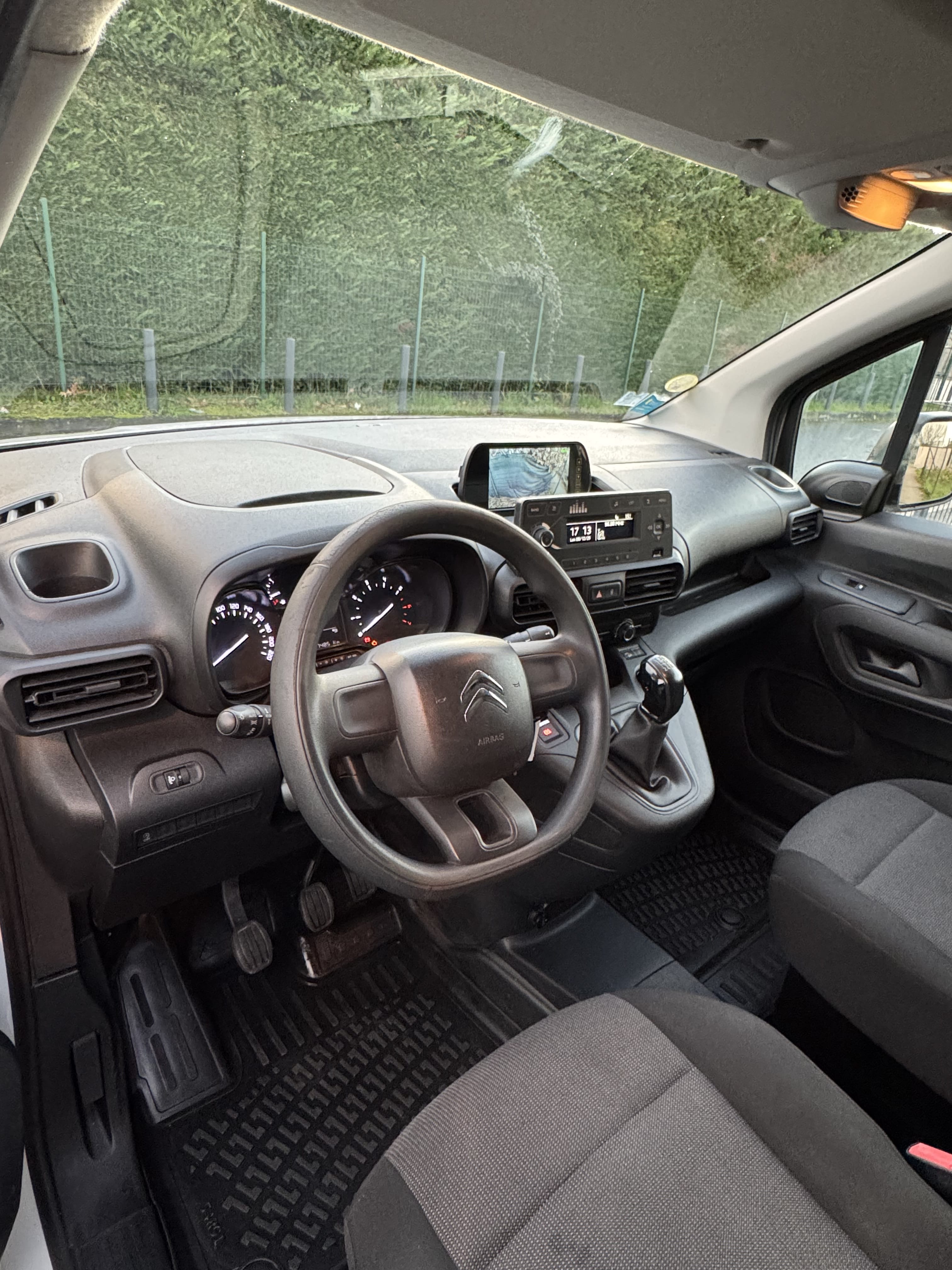 Citroen Berlingo 100 cv attelage avec Entrée audio / iPod