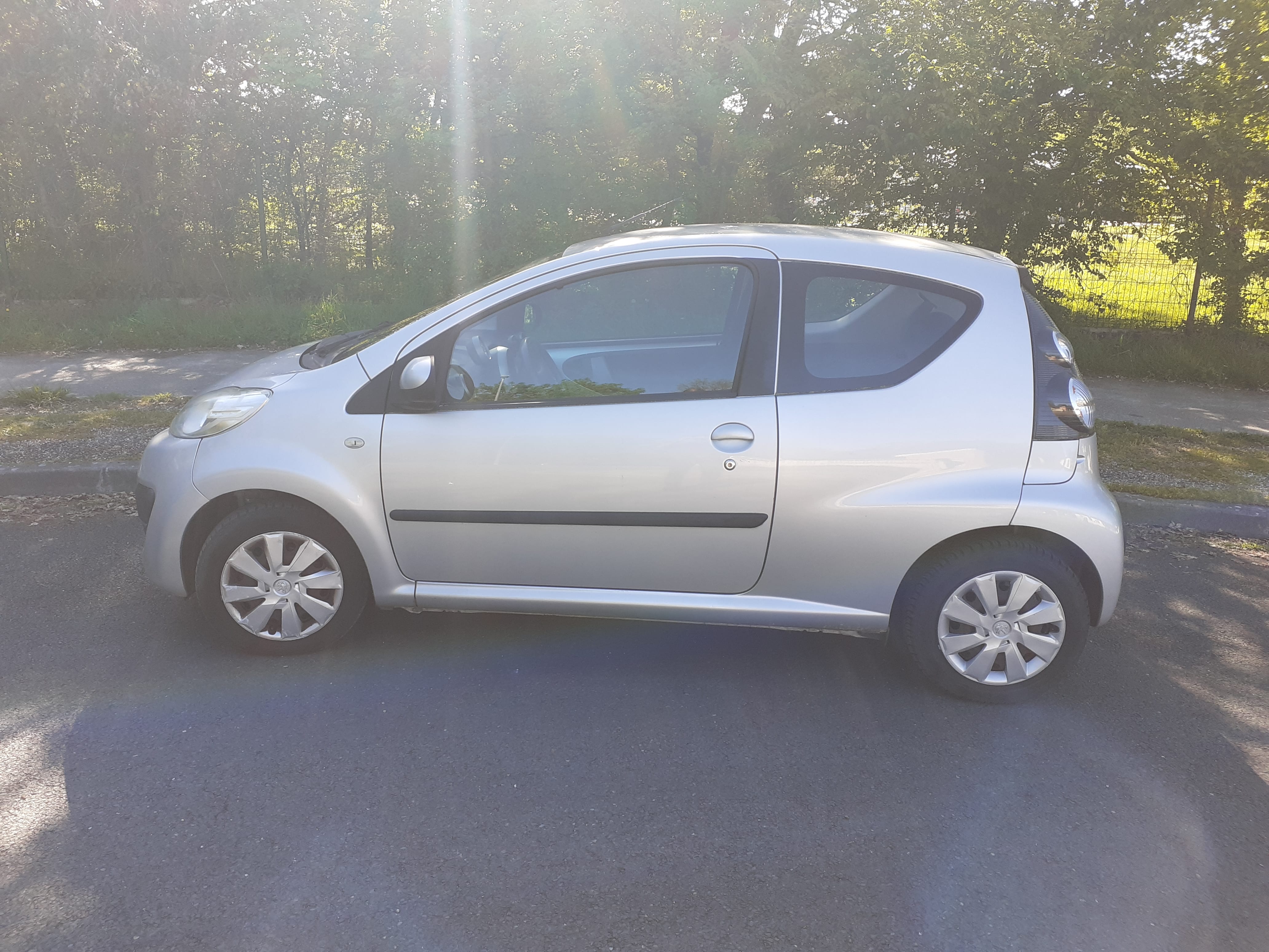 Peugeot 107 1.0 Essence 68cv mit Kindersitz