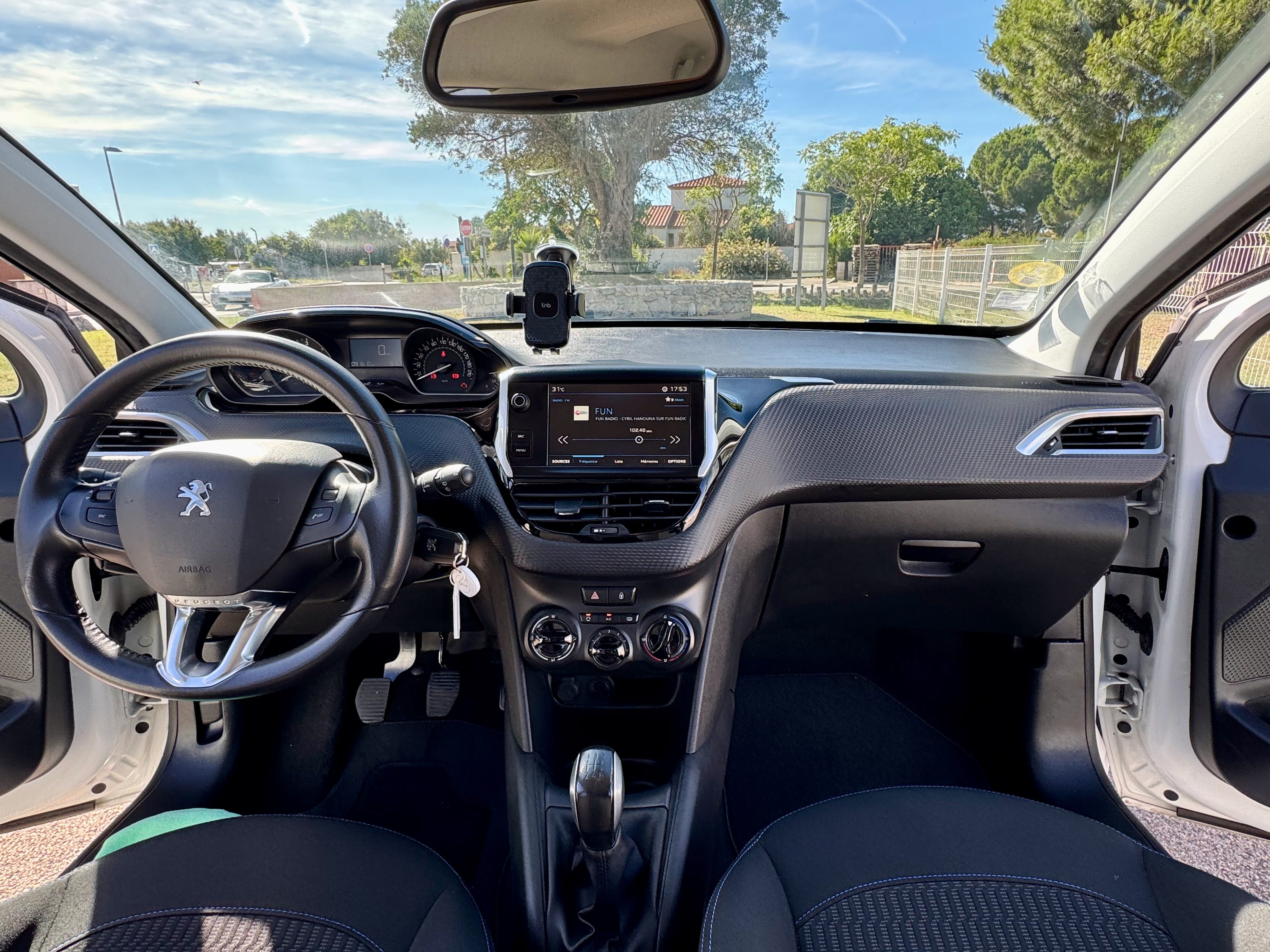 Peugeot 208 1.6 HDI - 5 PORTES - CLIMATISATION - ECRAN TACTILE - BLUETOOTH avec Audio Bluetooth