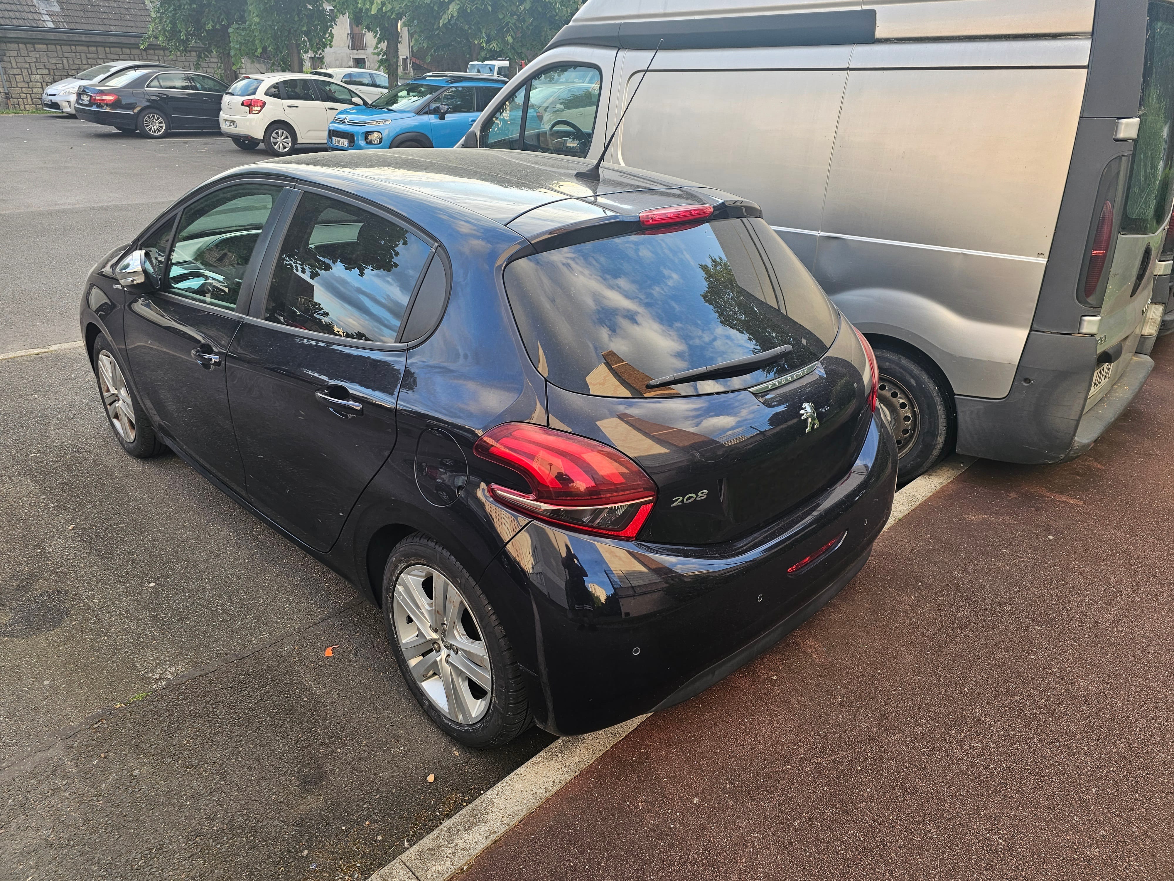 Peugeot 208 1.2 essence avec GPS
