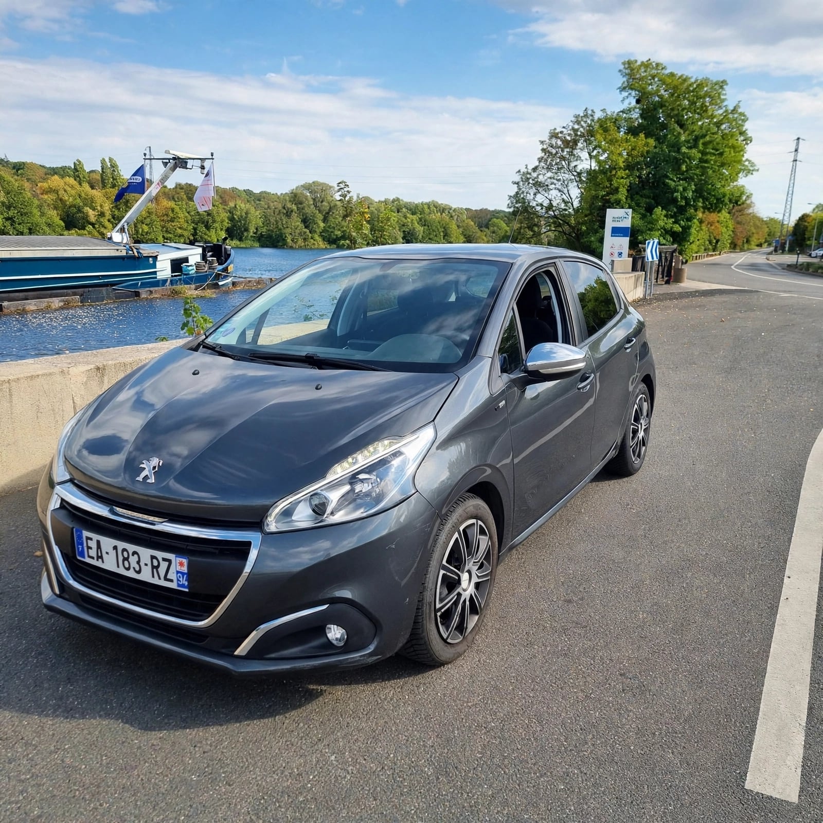 Peugeot 208 1.2 avec GPS