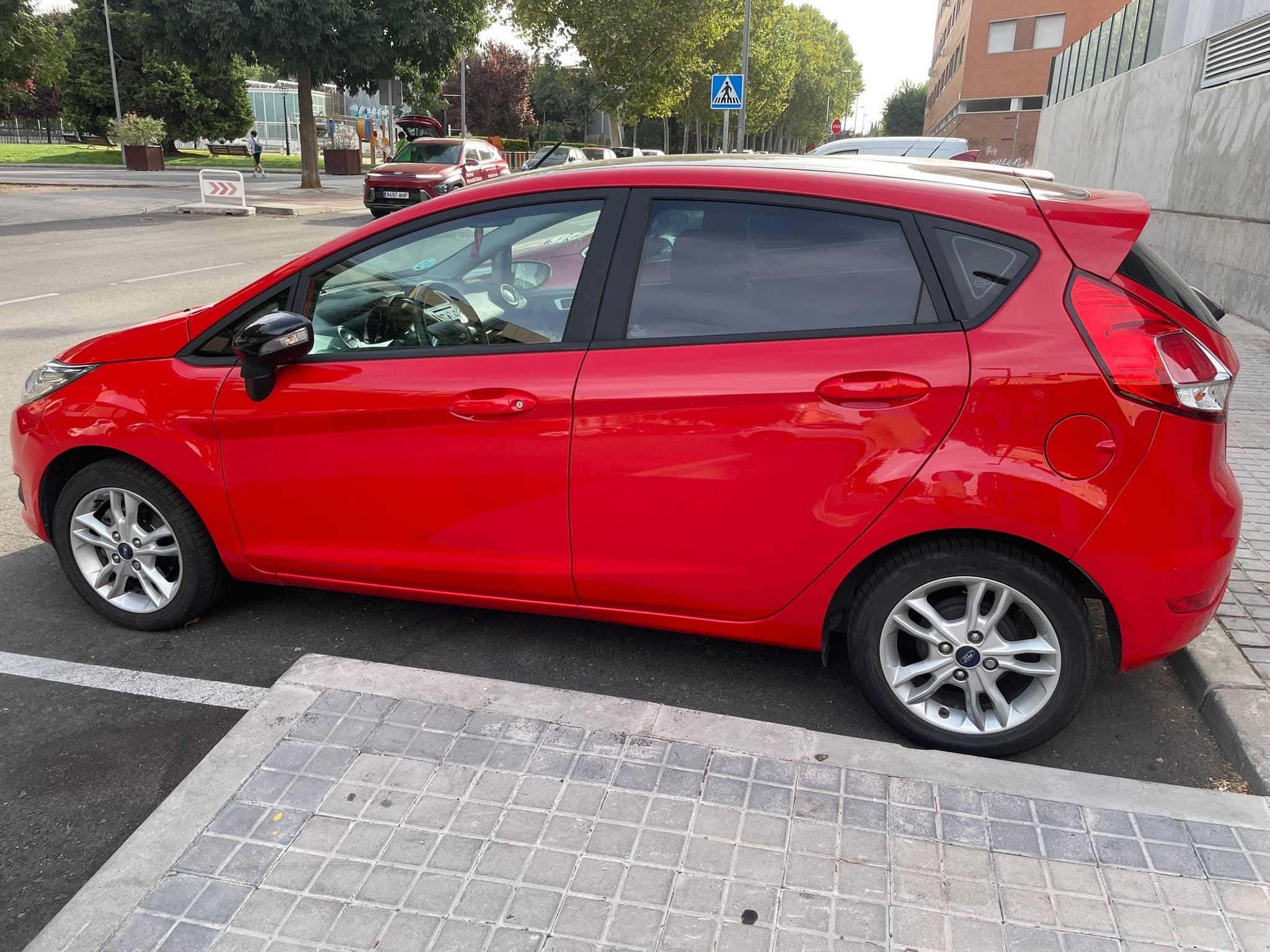 Ford Fiesta 1.25 82 CV (2016) – 5 puertas, etiqueta C con Aire acondicionado