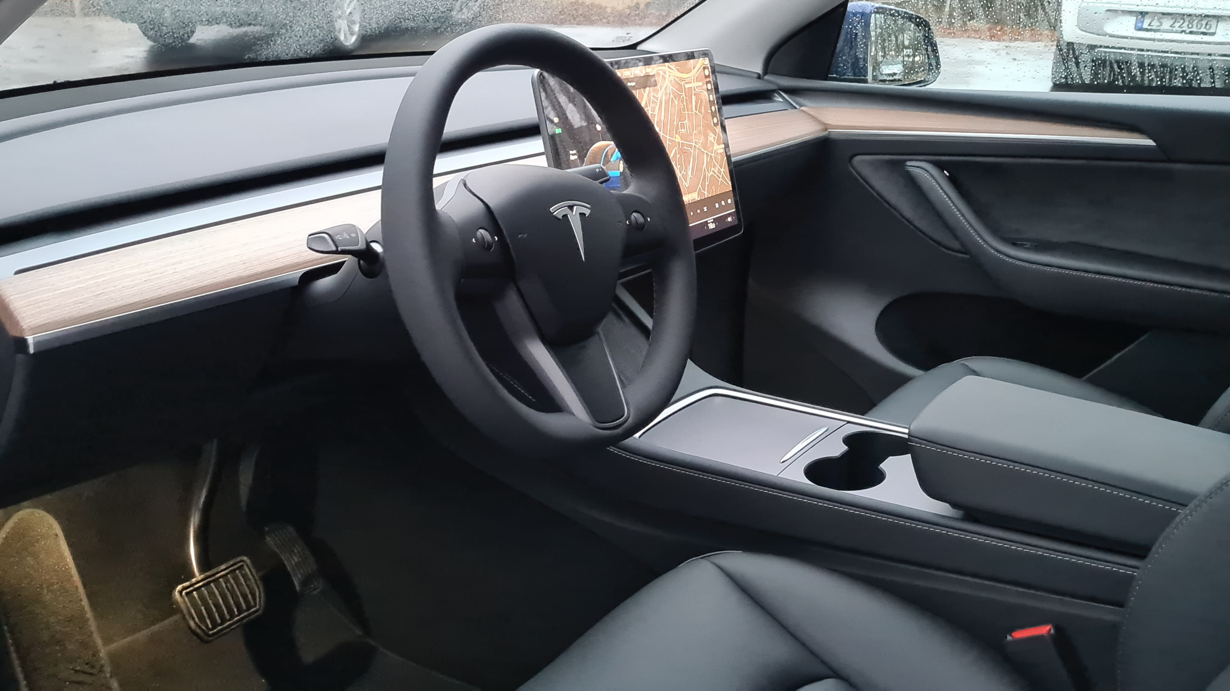 Tesla Model Y Long Range 4WD with Cruise control
