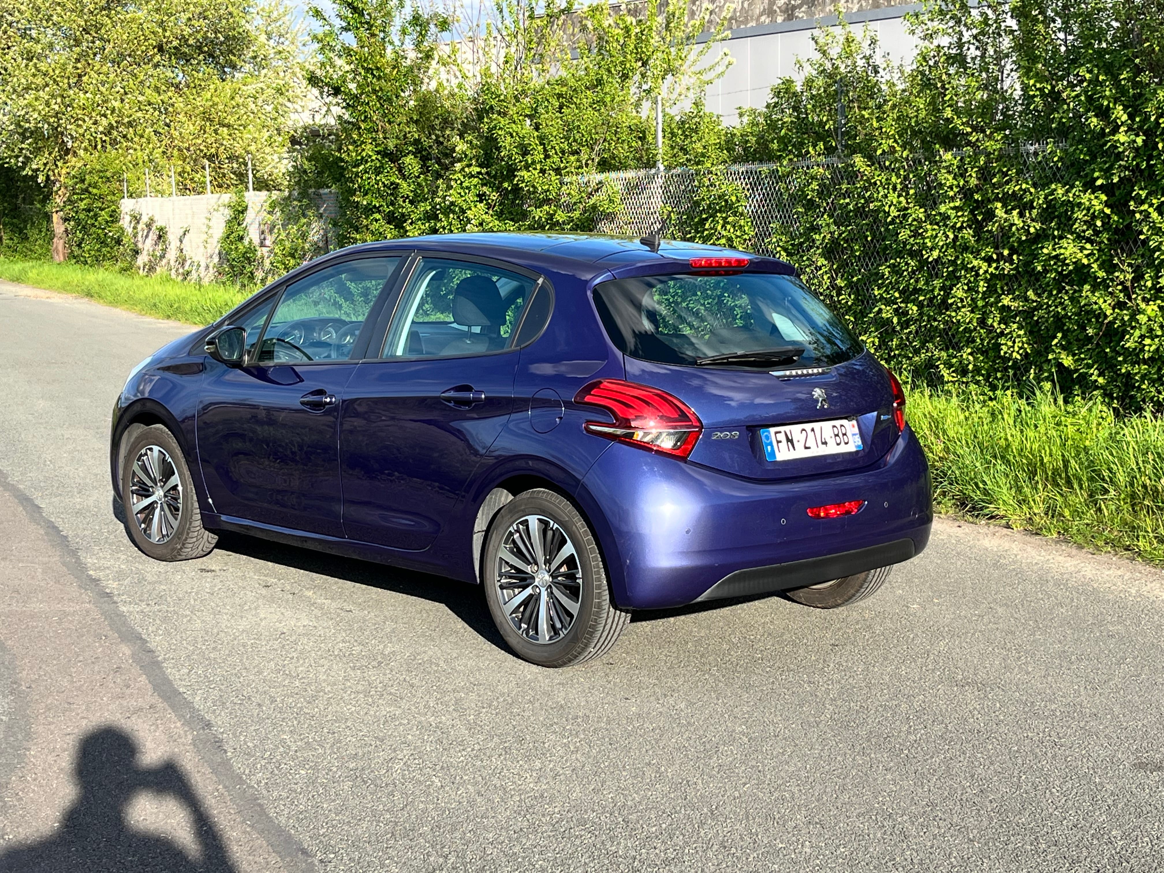 Peugeot 208 • Apple CarPlay • Toit panoramique • Sièges chauffants avec Caméra de recul