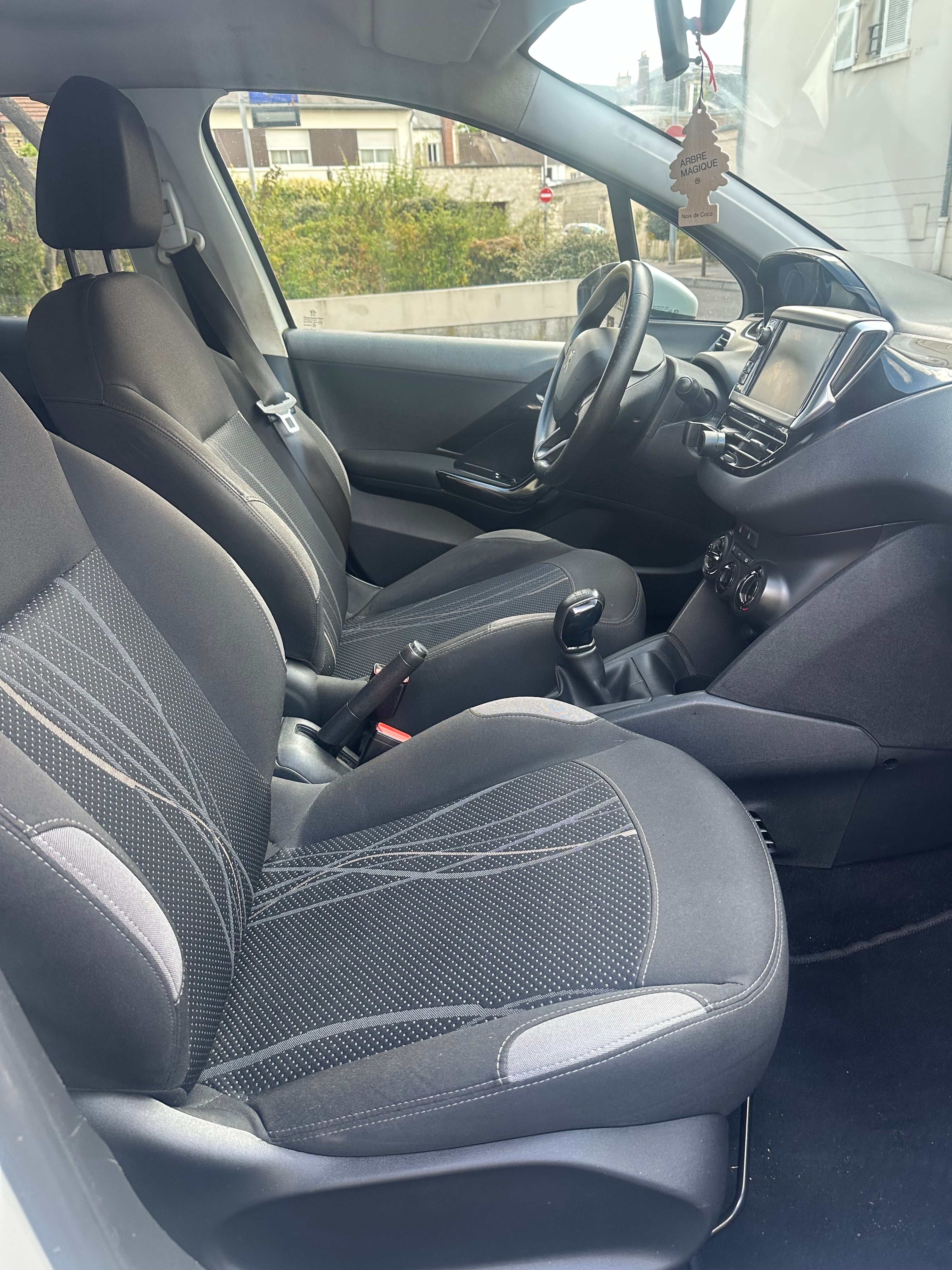 Peugeot 208 avec Climatisation