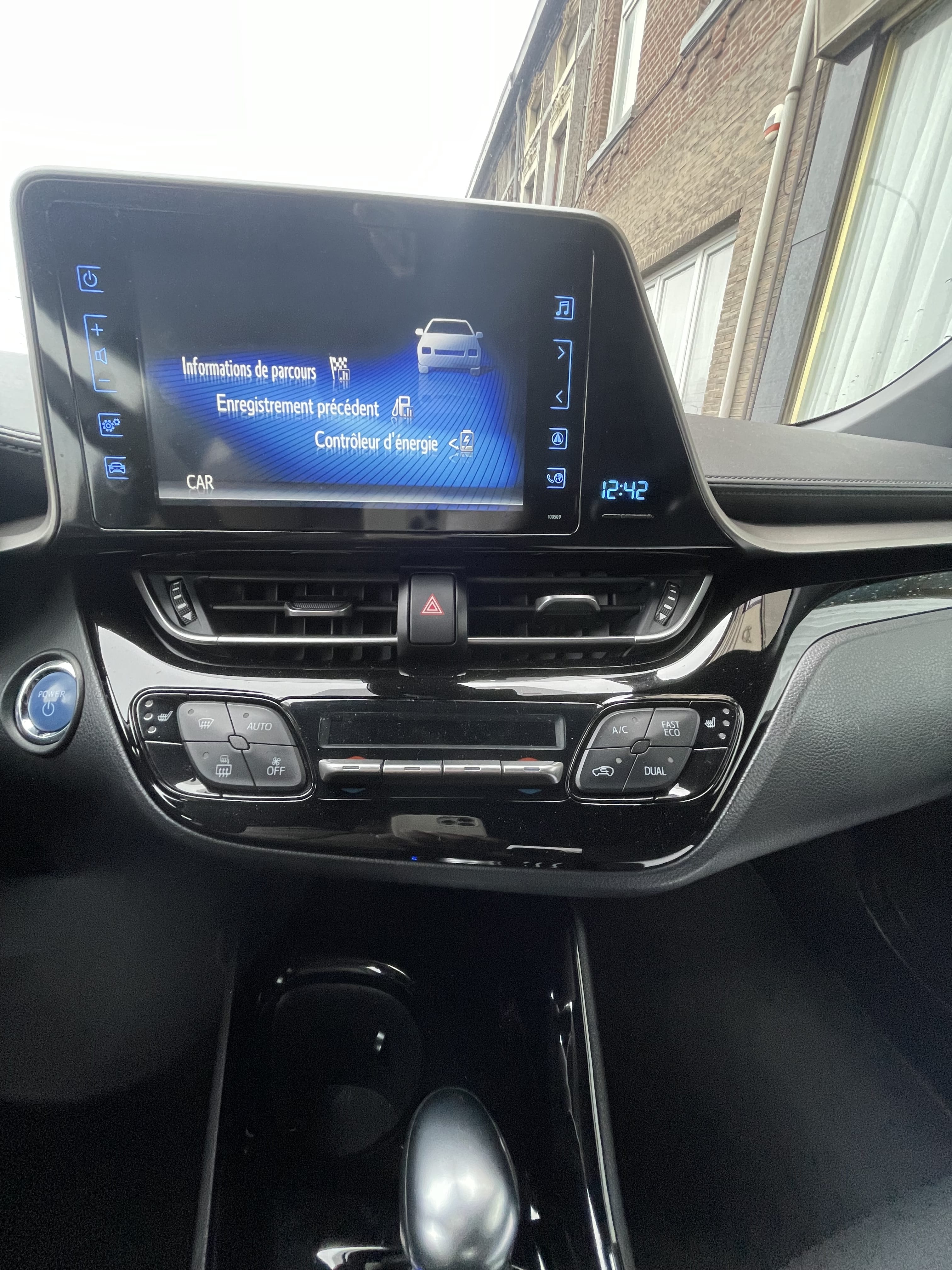 Toyota C-HR SUV 1.8i hybride avec Apple CarPlay