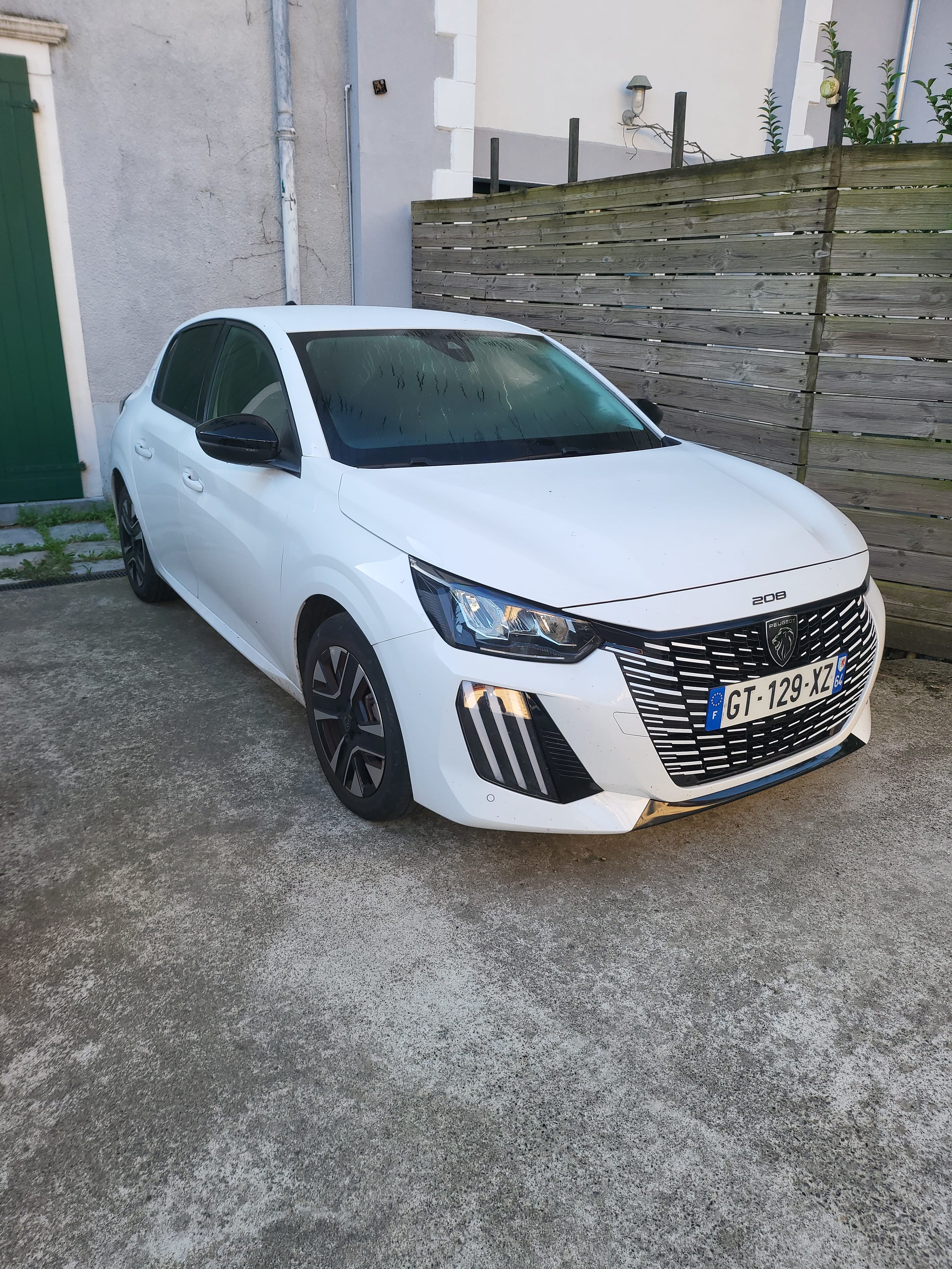 Peugeot 208 Hybrid, 2024, Essence 95 / Électrique (hybride), automatique