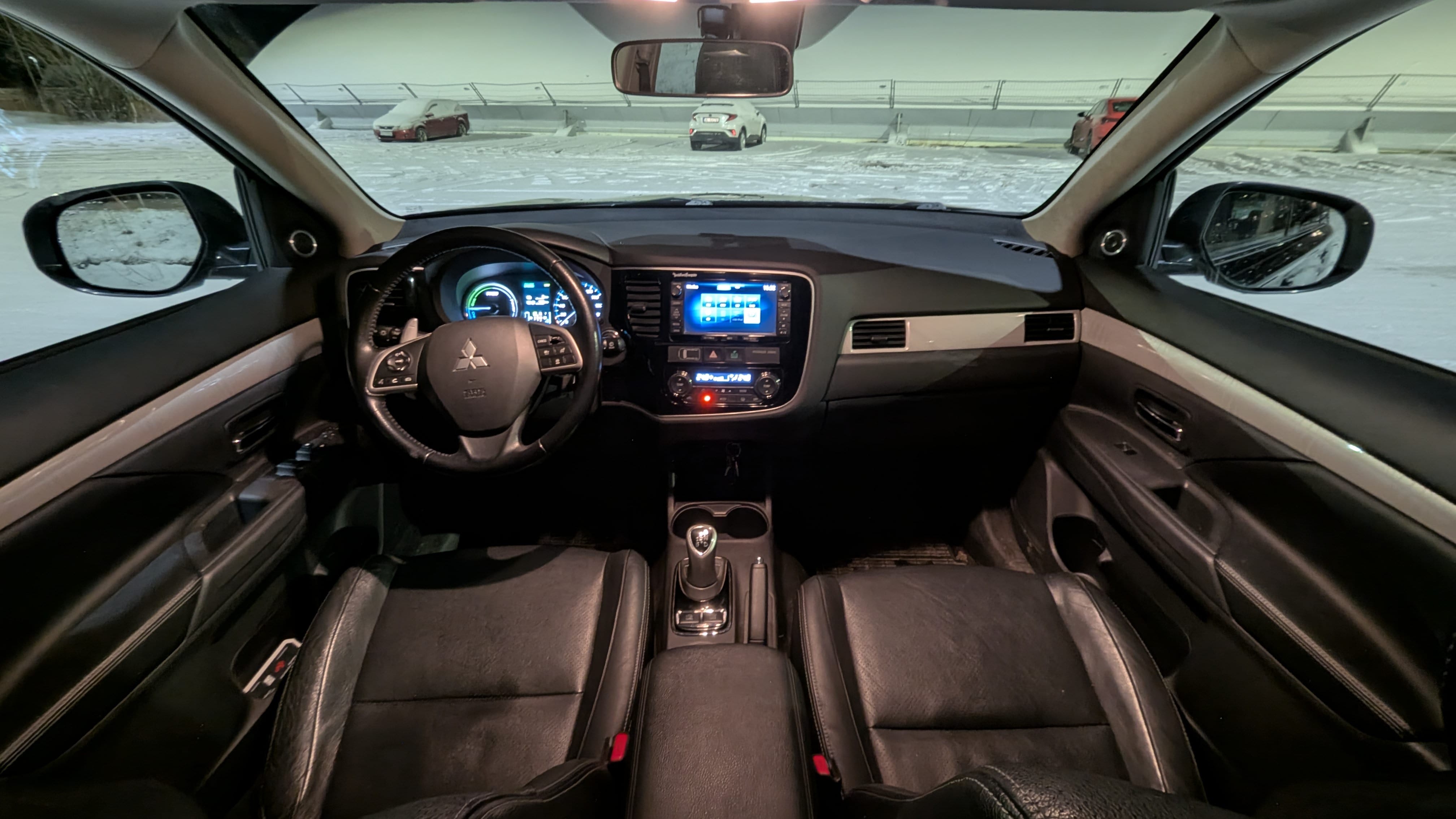 Mitsubishi Outlander PHEV SE med Babysete